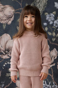 Pull en coton premium rose coquillage classique avec col ras du cou et poignets côtelés