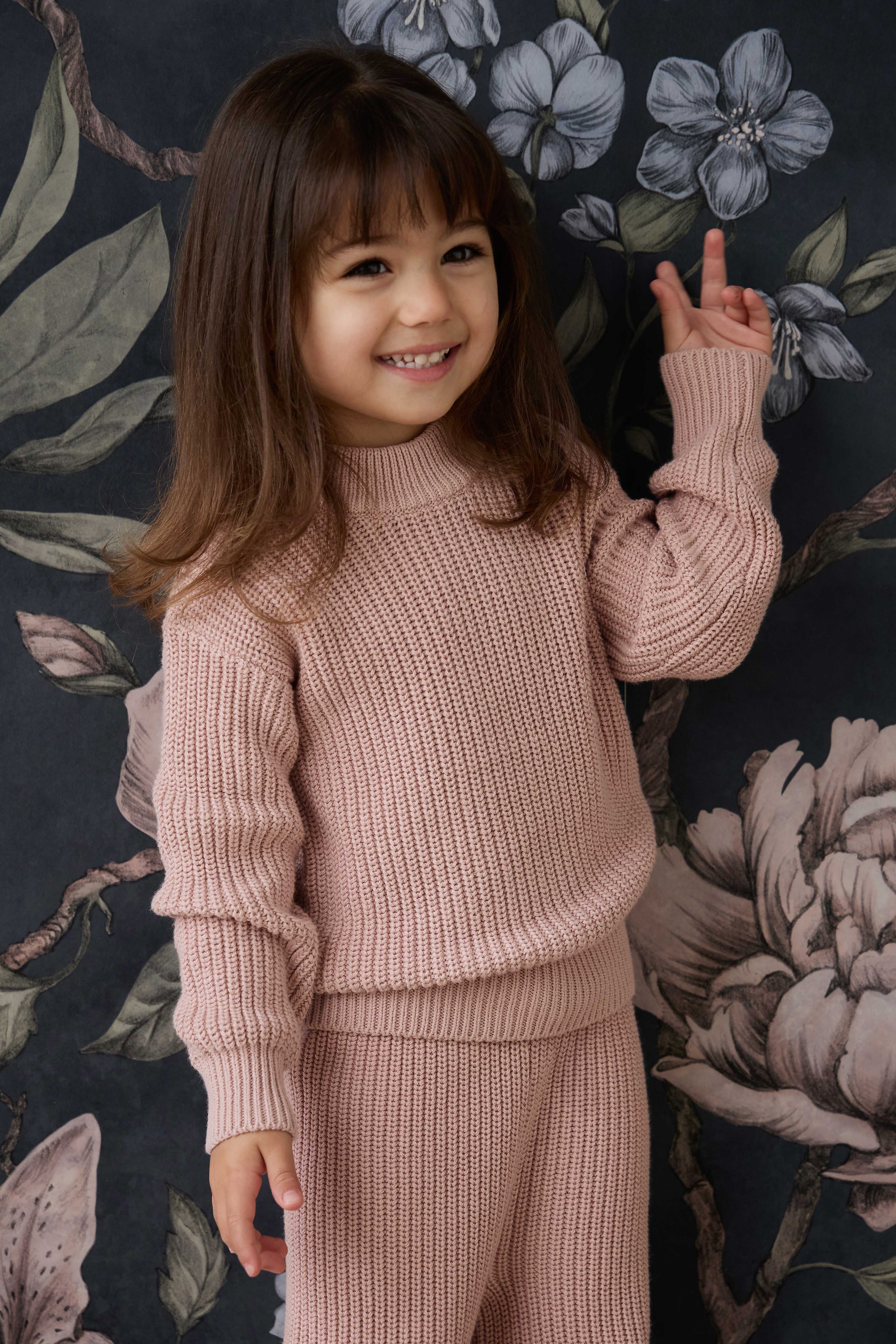 Pull en coton premium rose coquillage classique avec col ras du cou et poignets côtelés