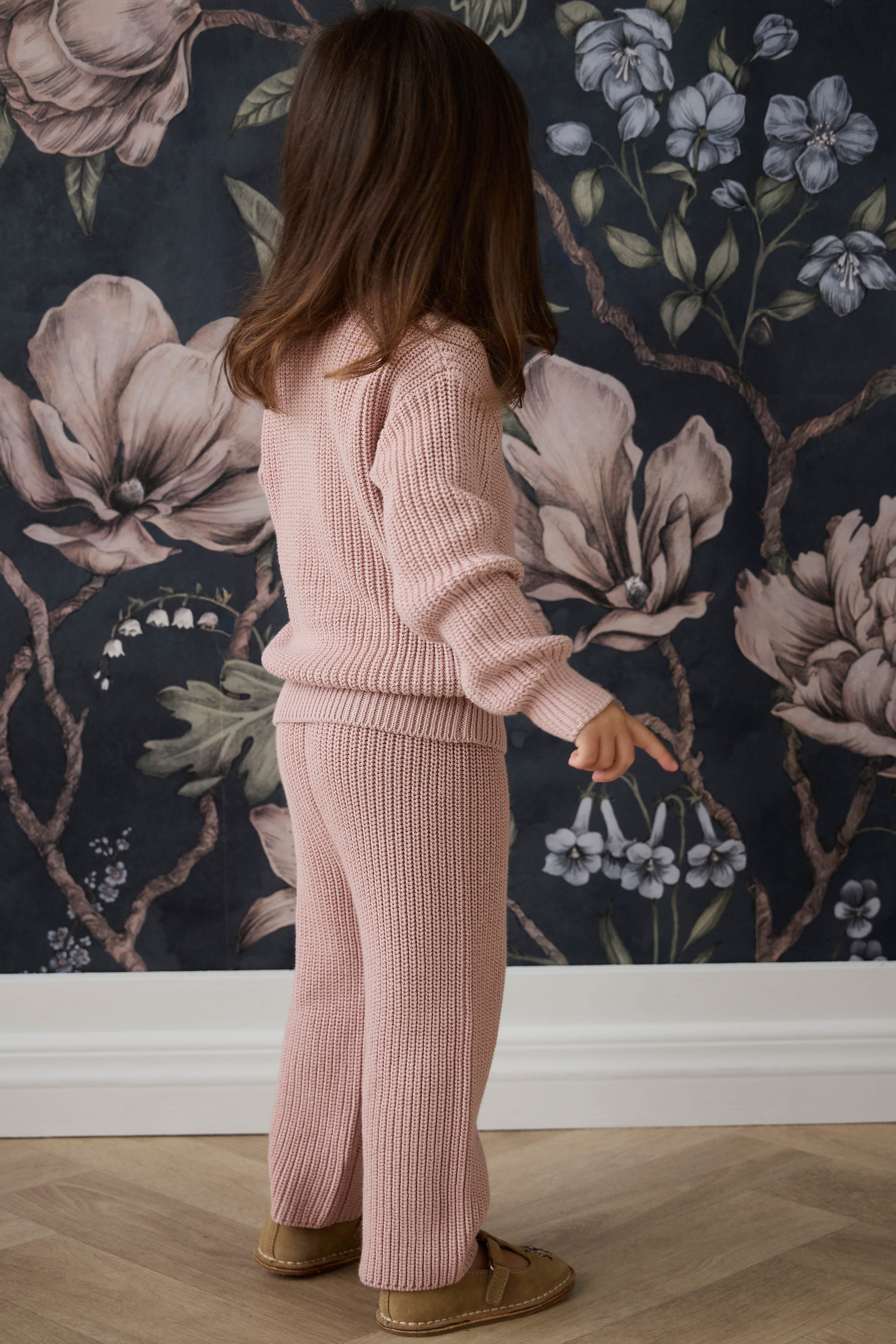 Pull en coton premium rose coquillage classique avec col ras du cou et poignets côtelés
