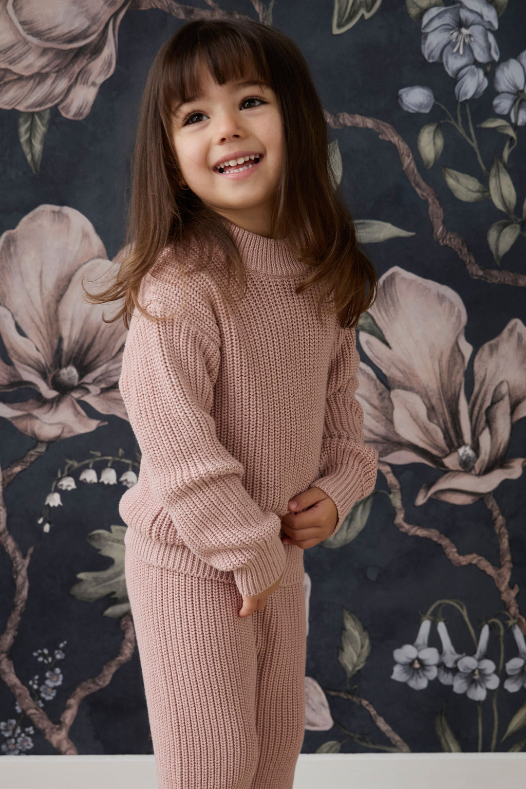 Pull en coton premium rose coquillage classique avec col ras du cou et poignets côtelés