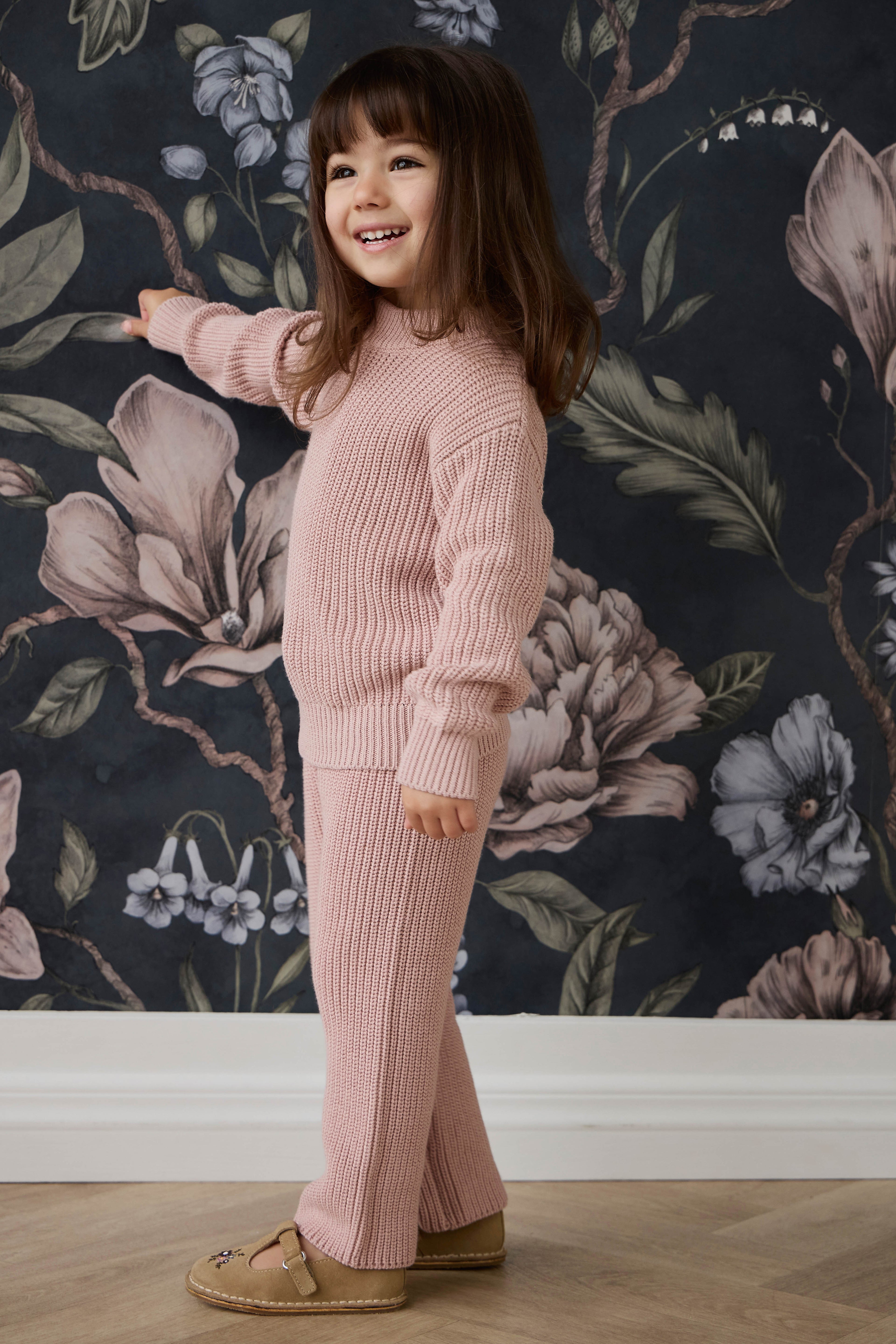 Pull en coton premium rose coquillage classique avec col ras du cou et poignets côtelés