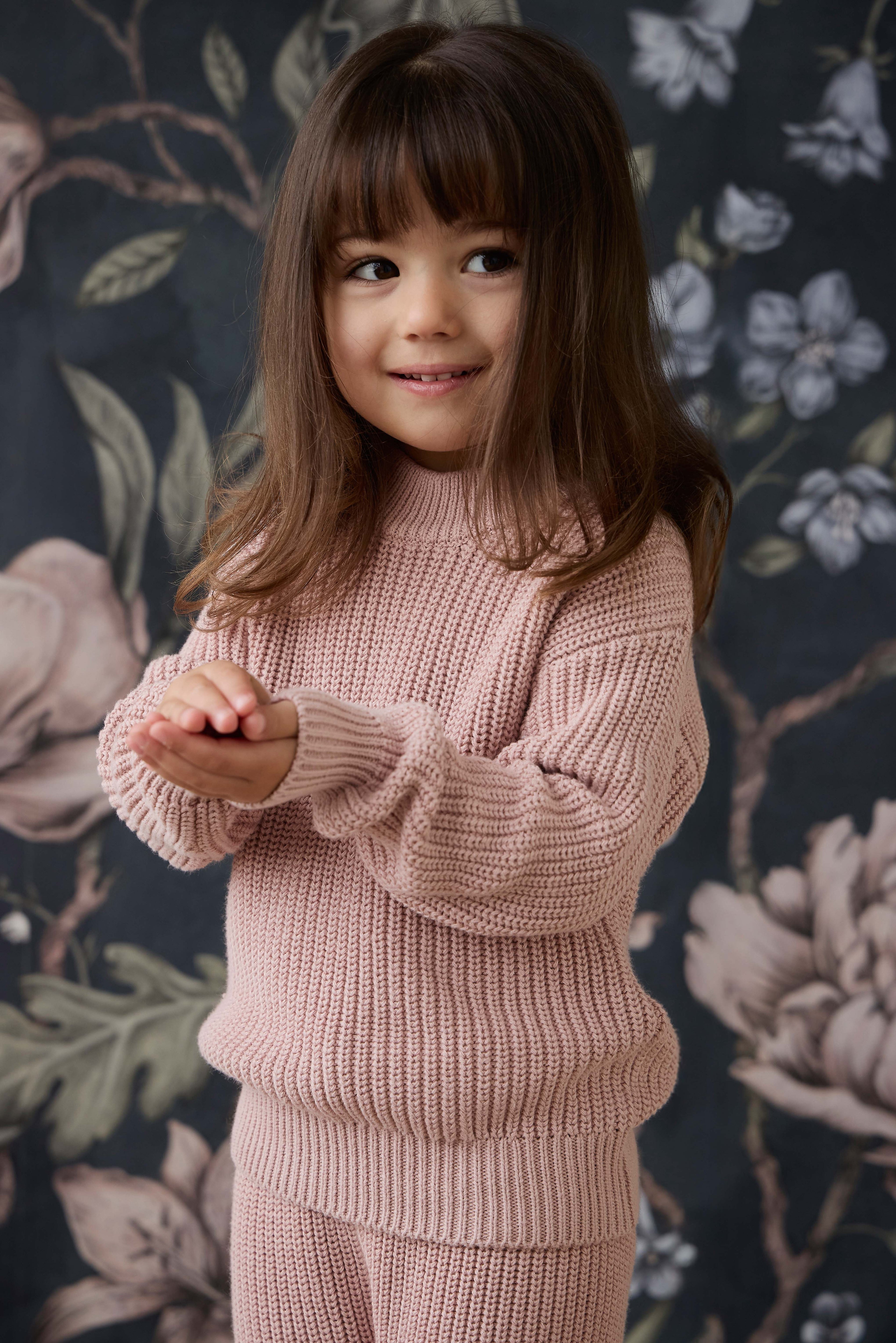 Pull en coton premium rose coquillage classique avec col ras du cou et poignets côtelés