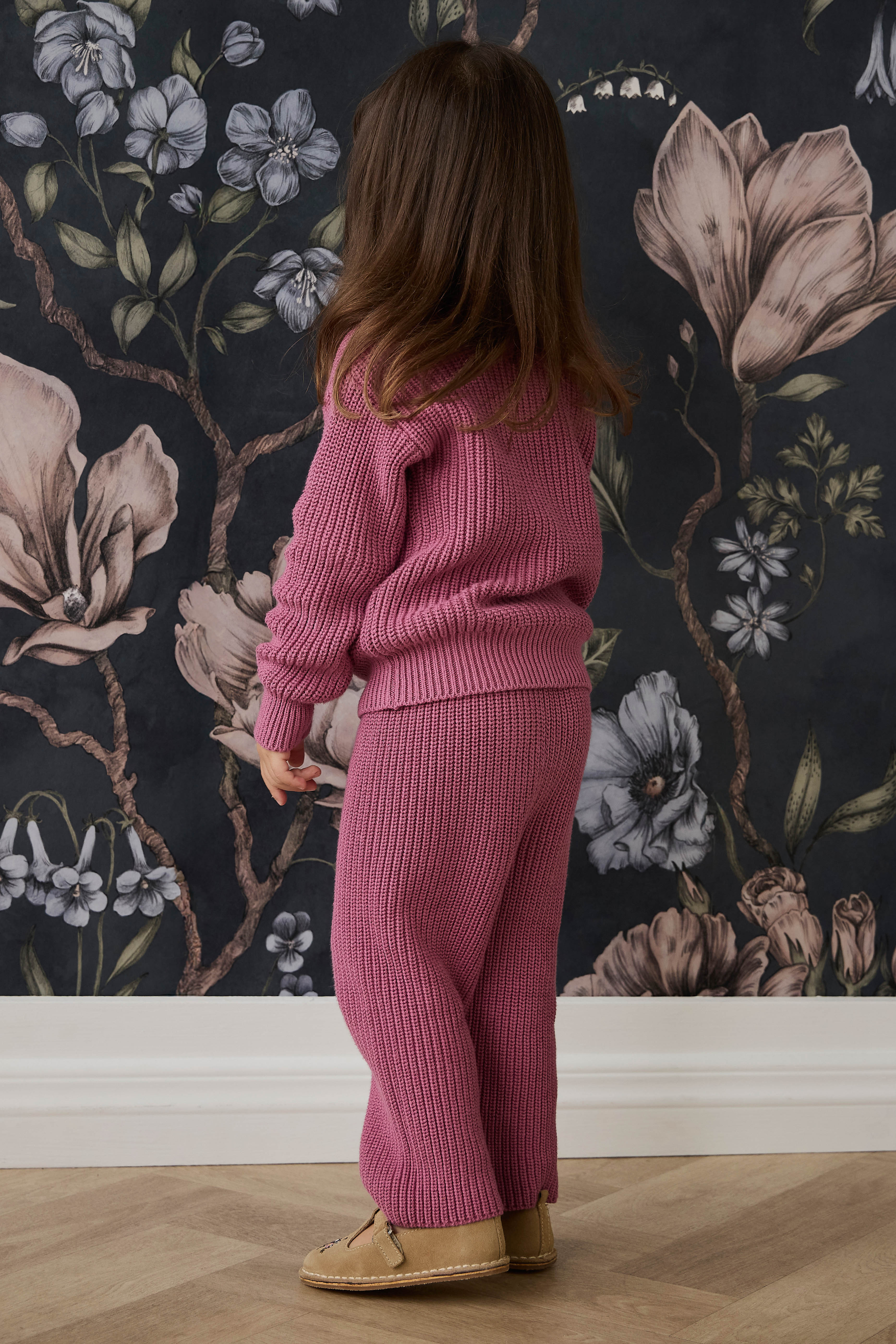 Pull classique en coton de qualité rose bruyère avec col rond et poignets côtelés