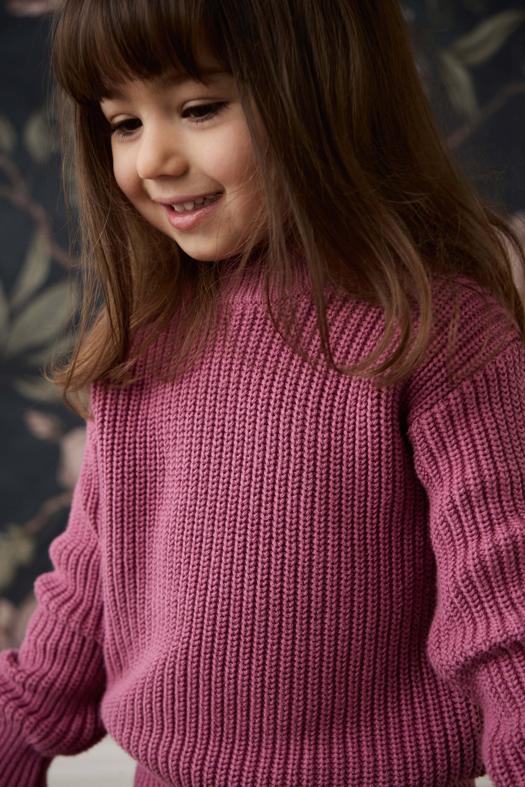 Pull classique en coton de qualité rose bruyère avec col rond et poignets côtelés