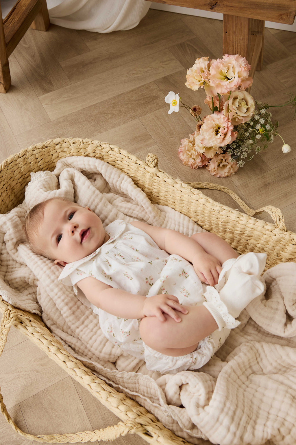 Barboteuse vintage en coton bio blanc à imprimé floral, col Claudine et jambes élastiquées