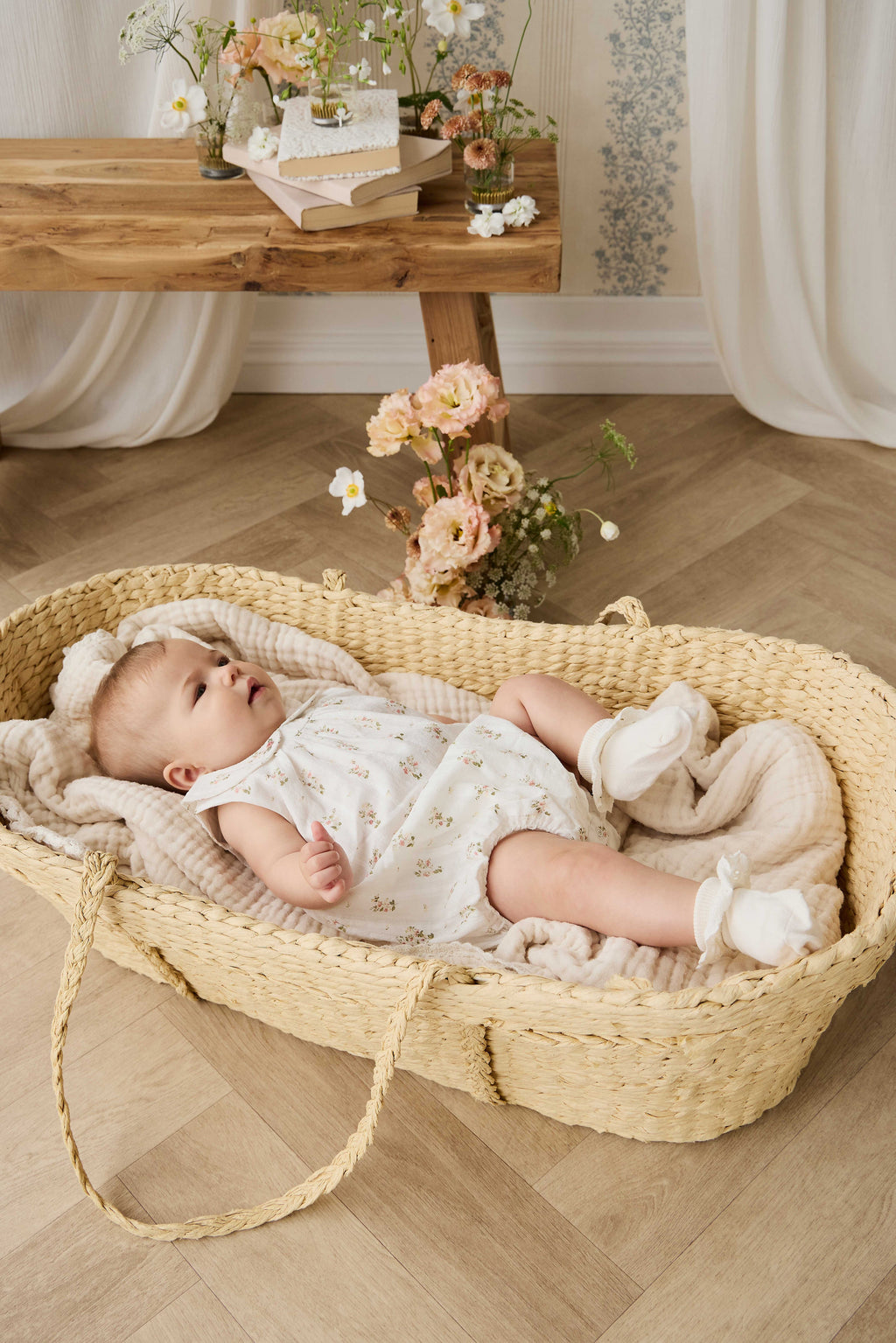 Barboteuse vintage en coton bio blanc à imprimé floral, col Claudine et jambes élastiquées