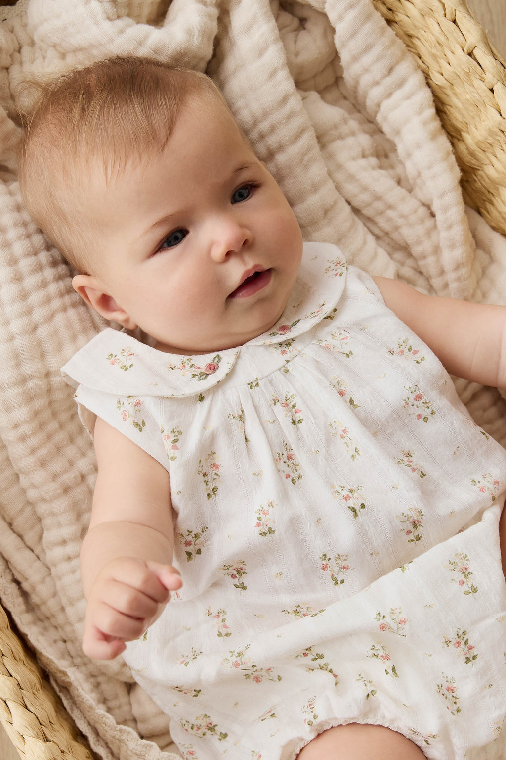 Barboteuse vintage en coton bio blanc à imprimé floral, col Claudine et jambes élastiquées