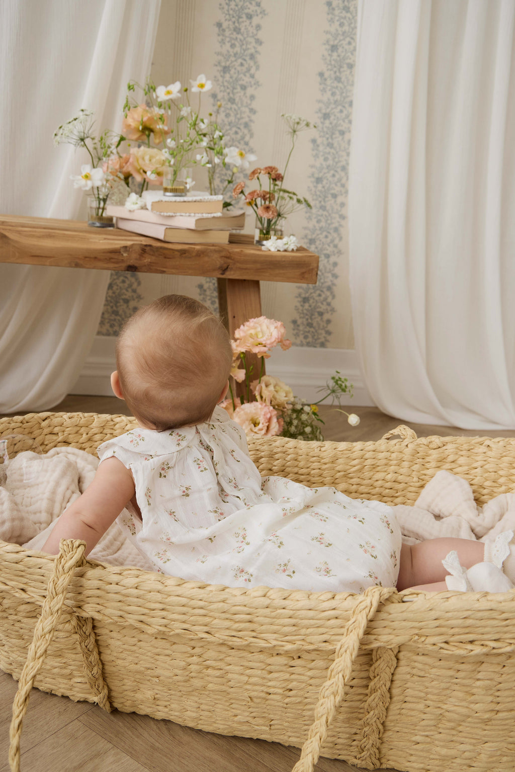 Barboteuse vintage en coton bio blanc à imprimé floral, col Claudine et jambes élastiquées