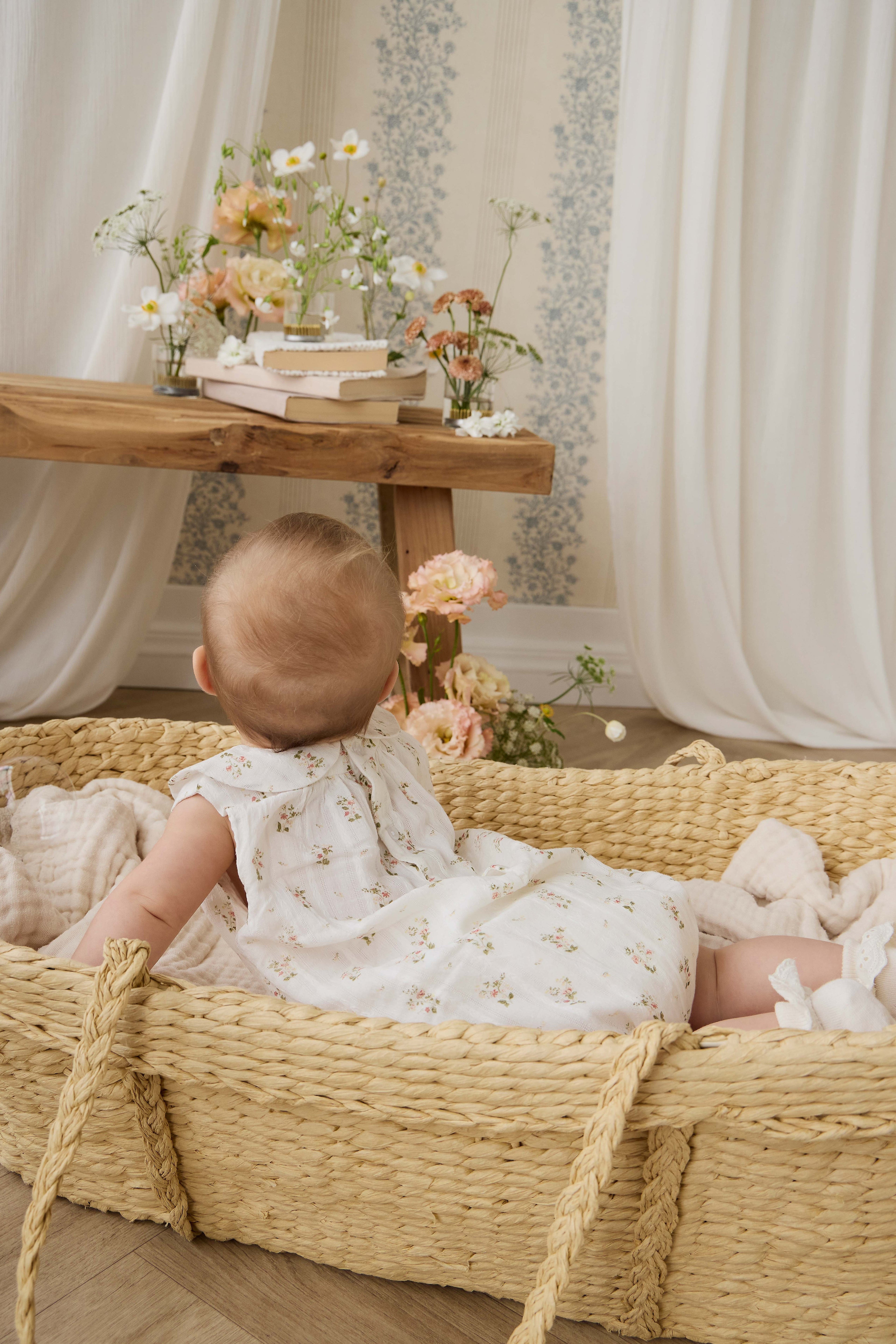 Barboteuse vintage en coton bio blanc à imprimé floral, col Claudine et jambes élastiquées