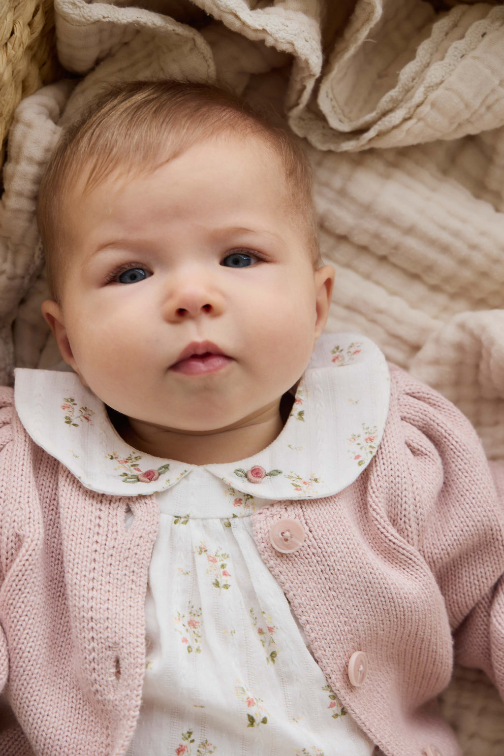 Gilet en coton tricoté rose chiné, col rond et manches bouffantes
