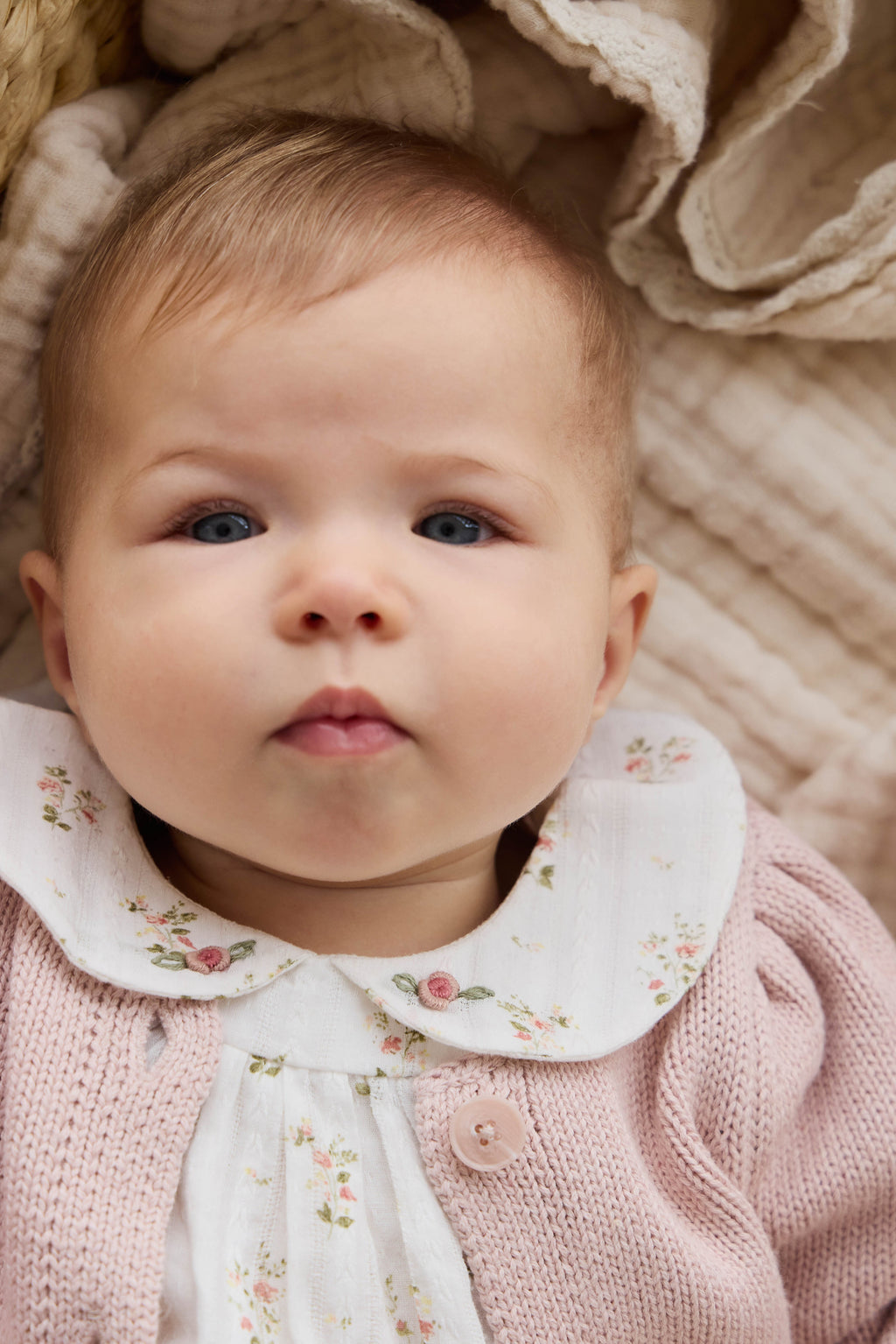 Gilet en coton tricoté rose chiné, col rond et manches bouffantes