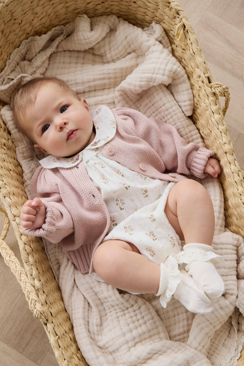Gilet en coton tricoté rose chiné, col rond et manches bouffantes