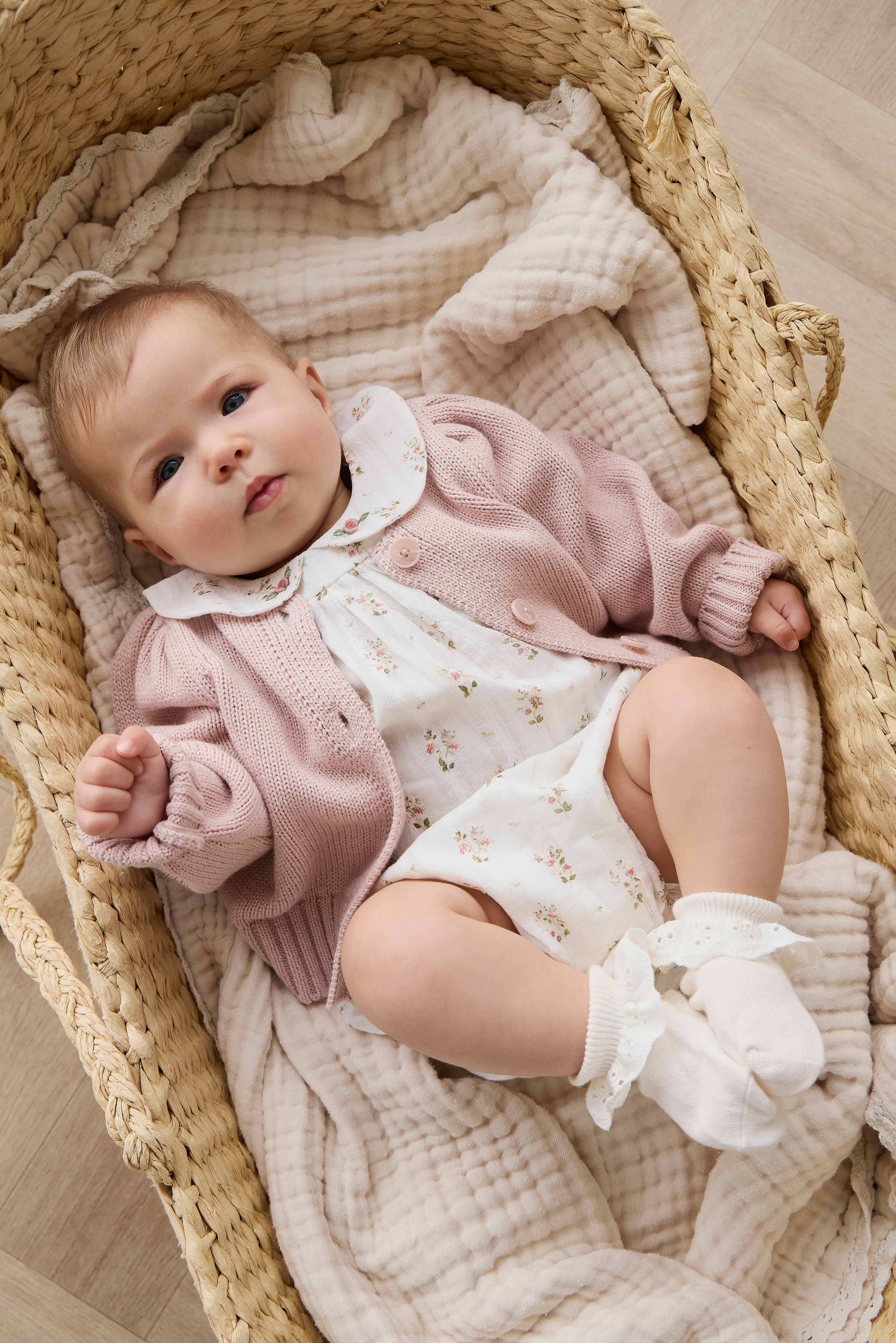 Gilet en coton tricoté rose chiné, col rond et manches bouffantes