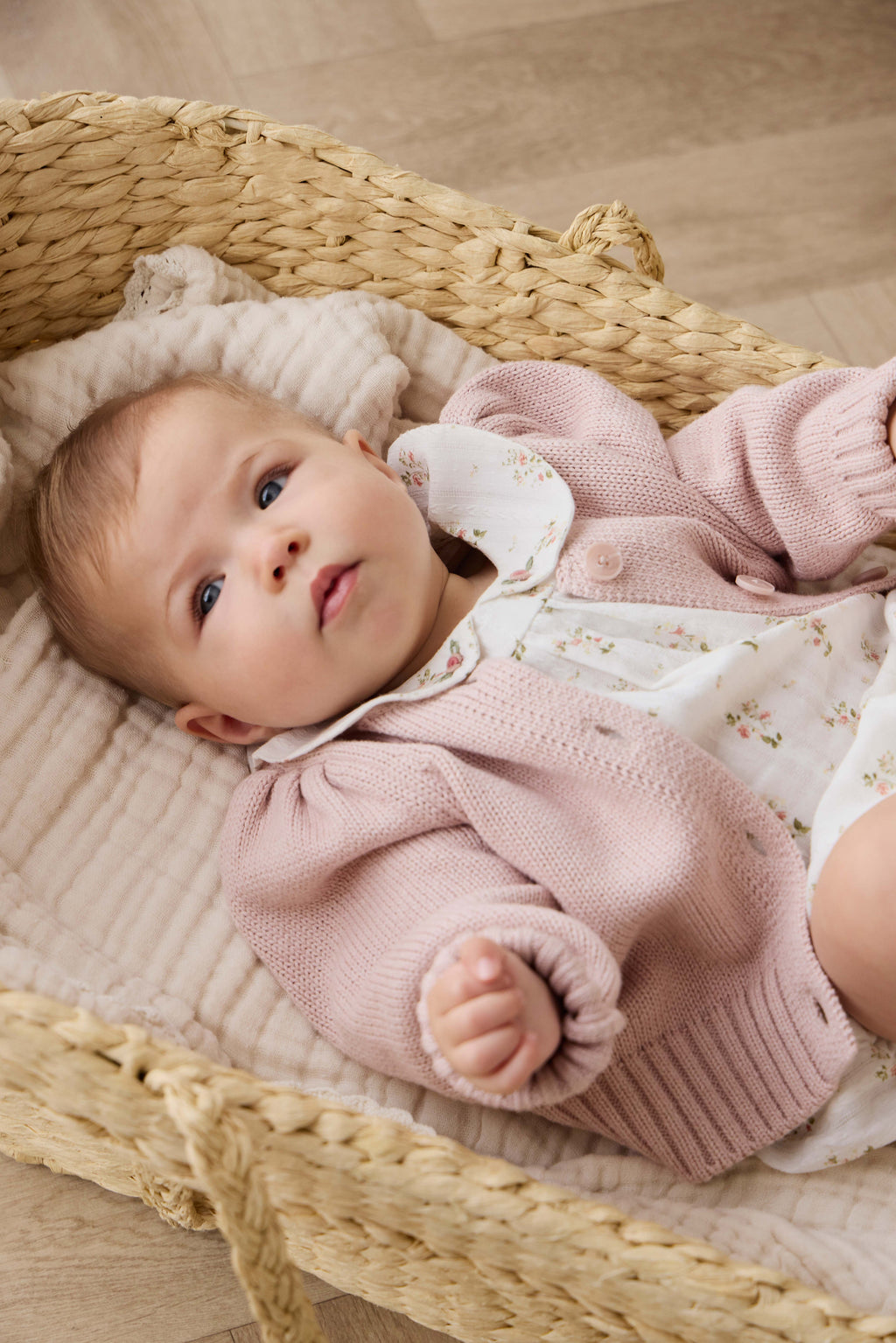 Gilet en coton tricoté rose chiné, col rond et manches bouffantes