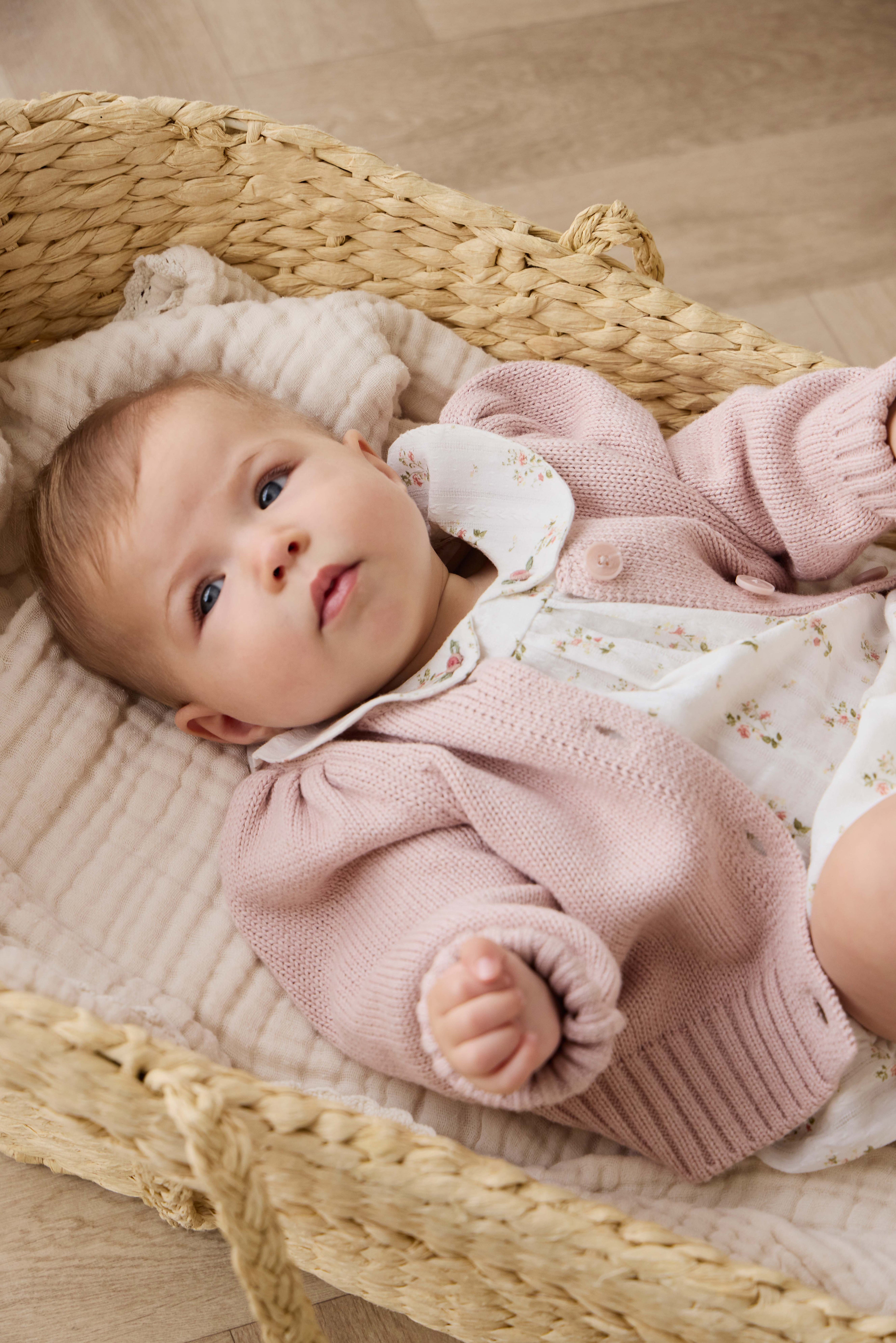 Gilet en coton tricoté rose chiné, col rond et manches bouffantes