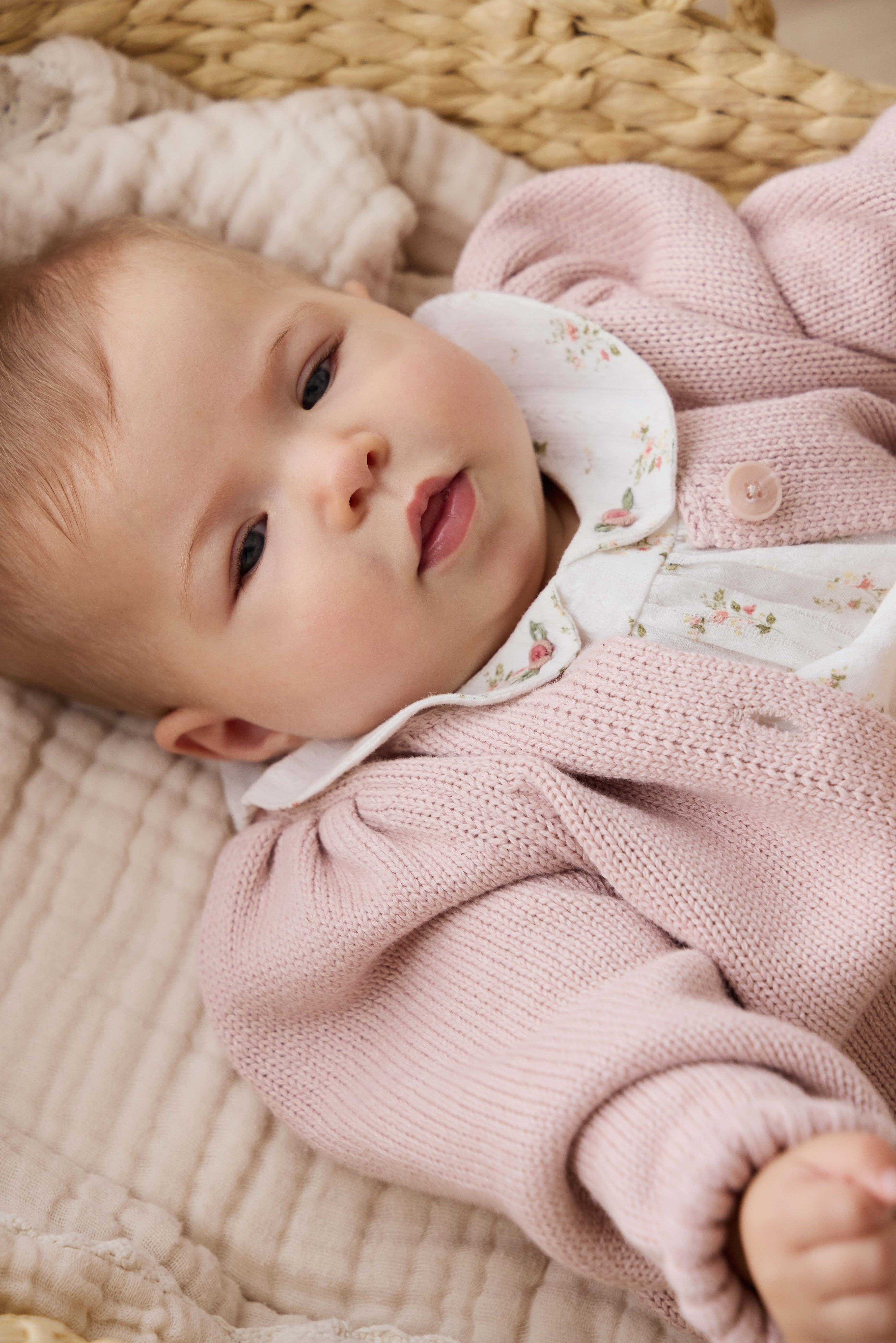 Gilet en coton tricoté rose chiné, col rond et manches bouffantes