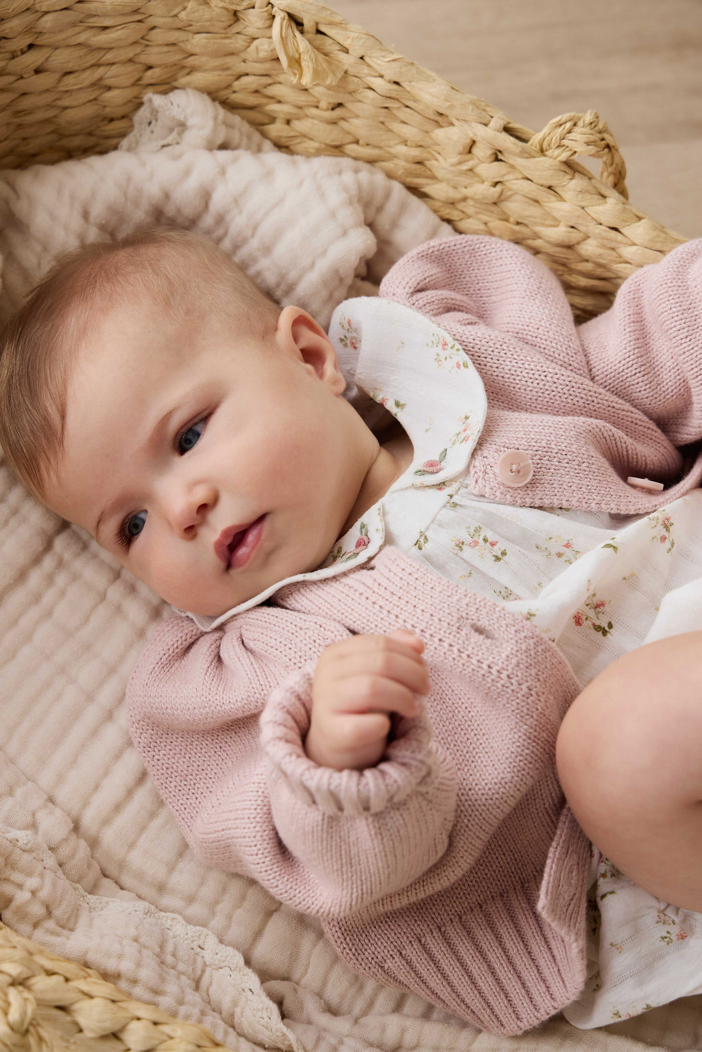 Gilet en coton tricoté rose chiné, col rond et manches bouffantes