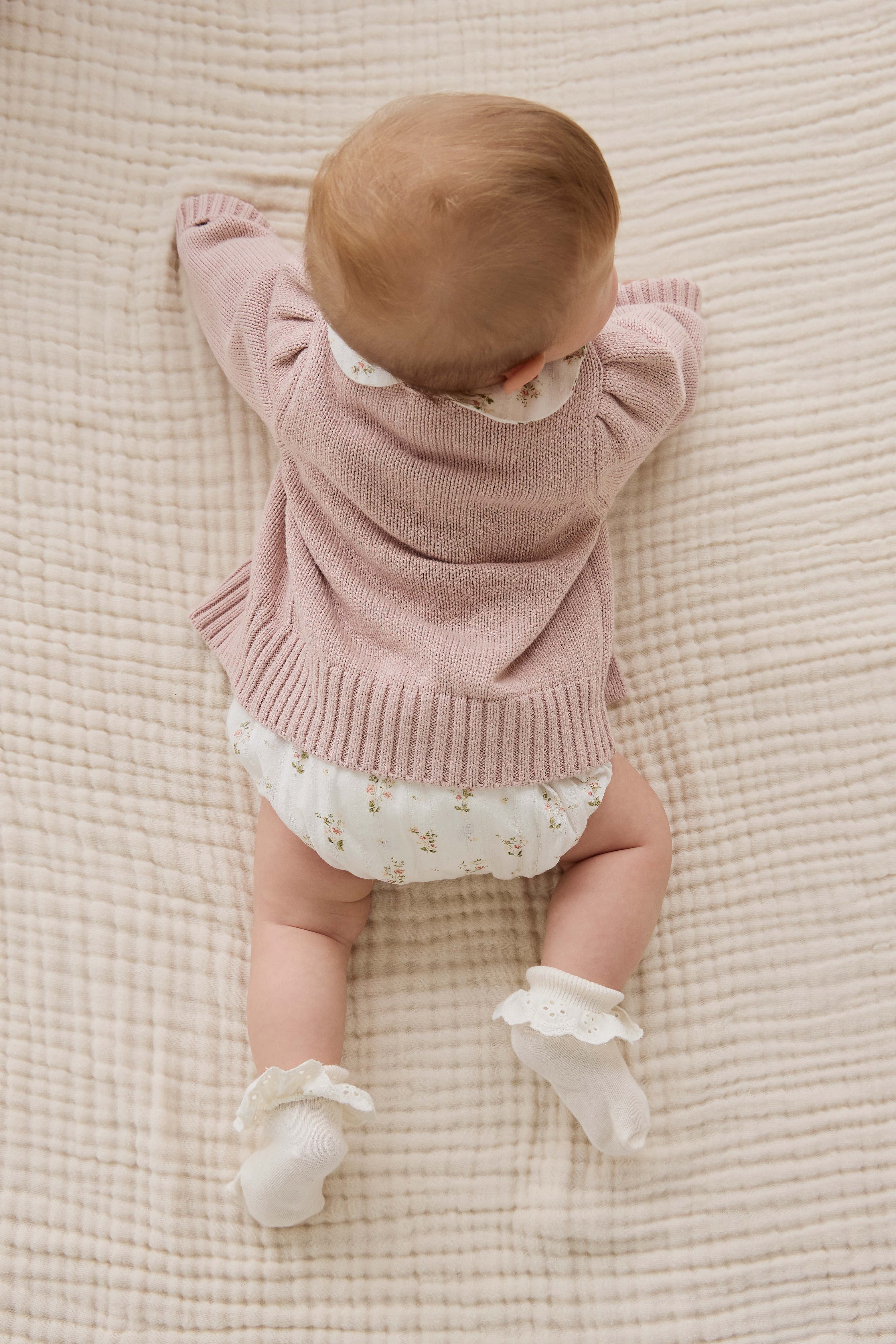 Gilet en coton tricoté rose chiné, col rond et manches bouffantes