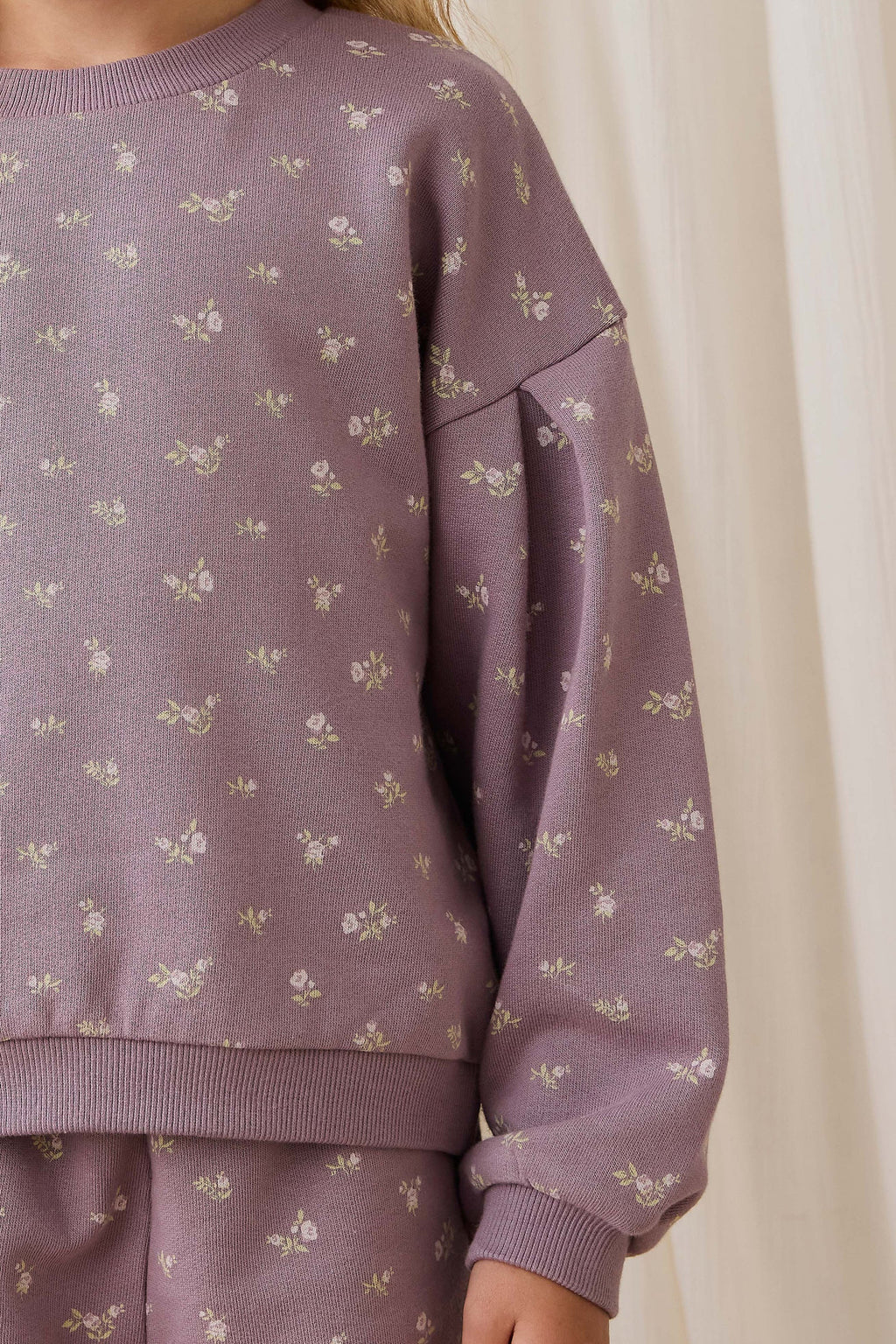 Sweat-shirt décontracté en coton biologique motif floral prune, col rond et poignets côtelés
