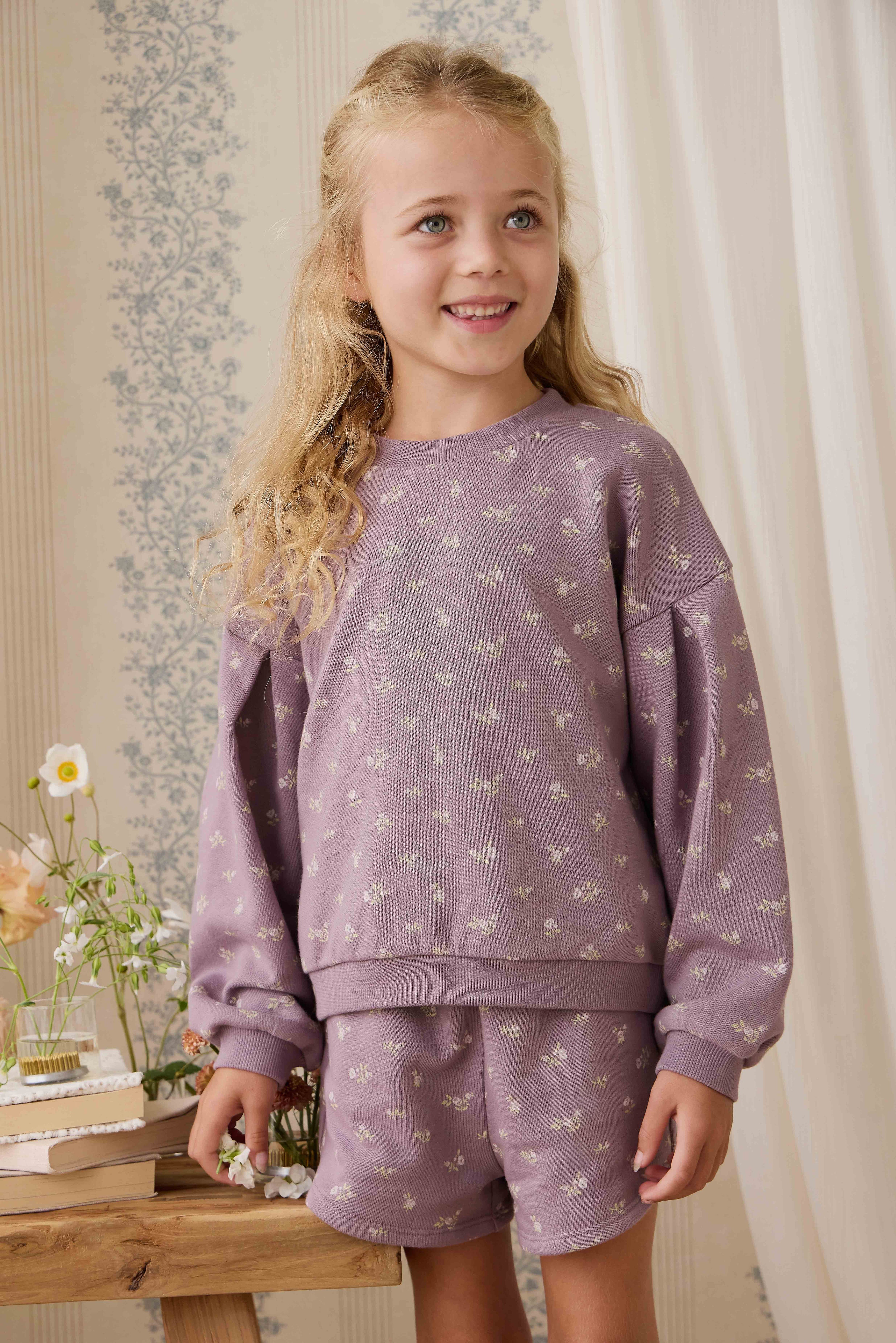 Sweat-shirt décontracté en coton biologique motif floral prune, col rond et poignets côtelés