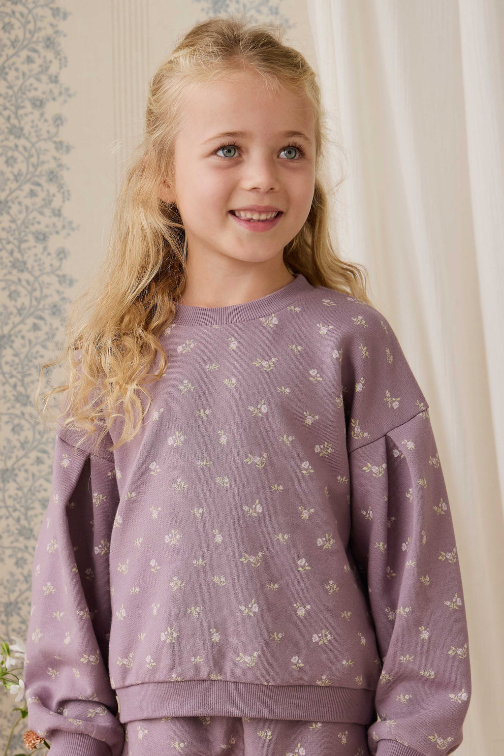 Sweat-shirt décontracté en coton biologique motif floral prune, col rond et poignets côtelés