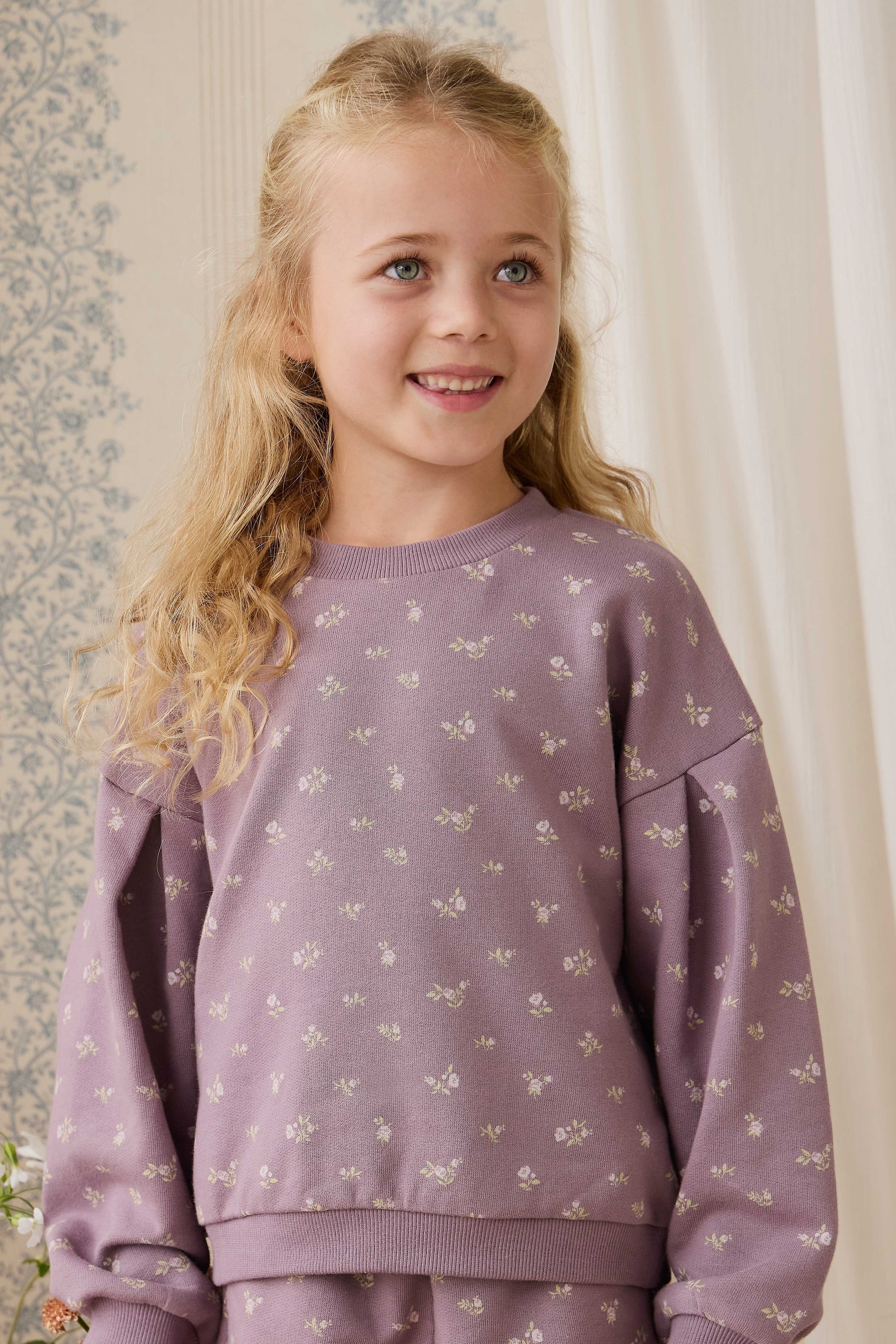 Sweat-shirt décontracté en coton biologique motif floral prune, col rond et poignets côtelés