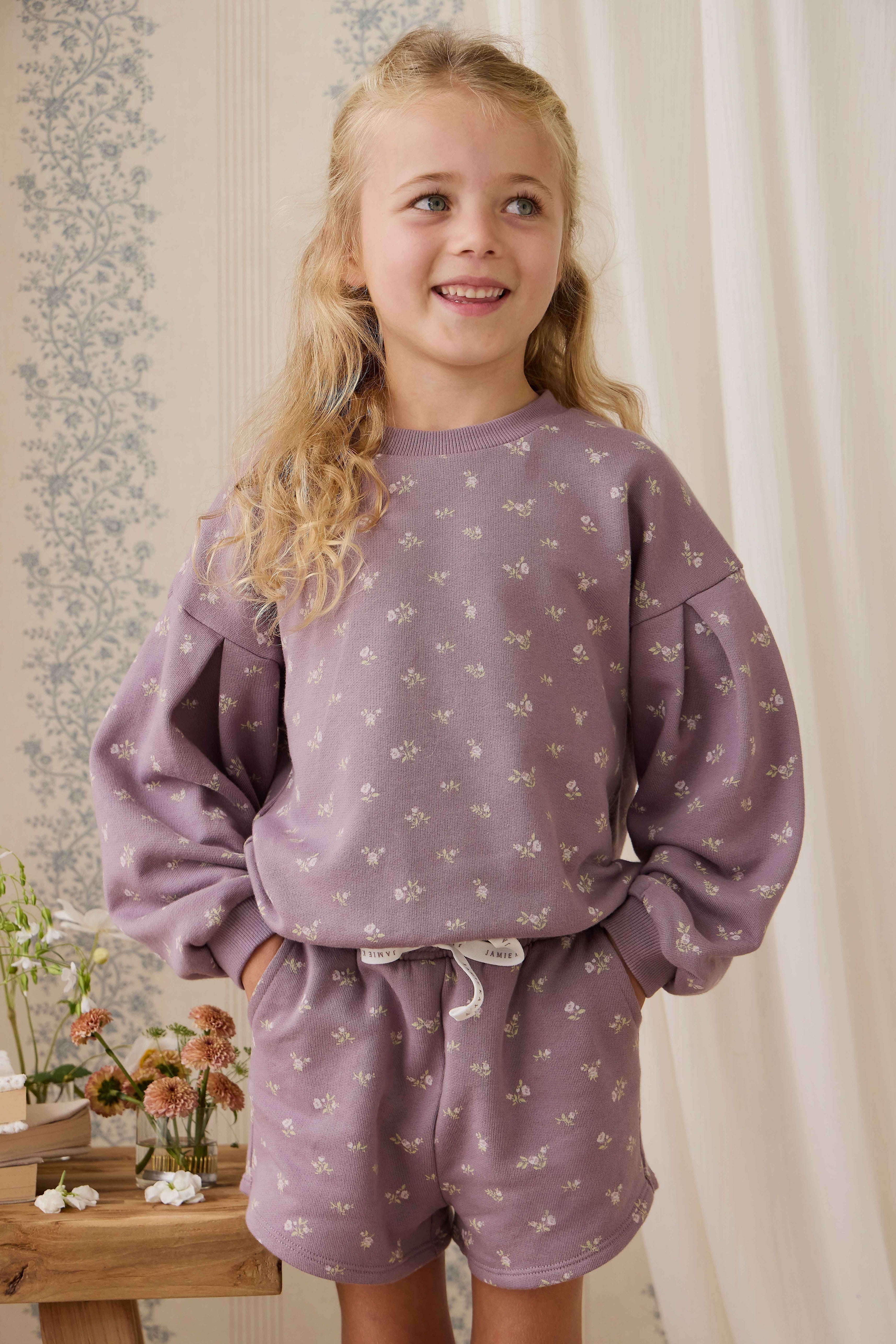 Short décontracté en coton biologique à imprimé floral prune avec taille élastiquée et nœud
