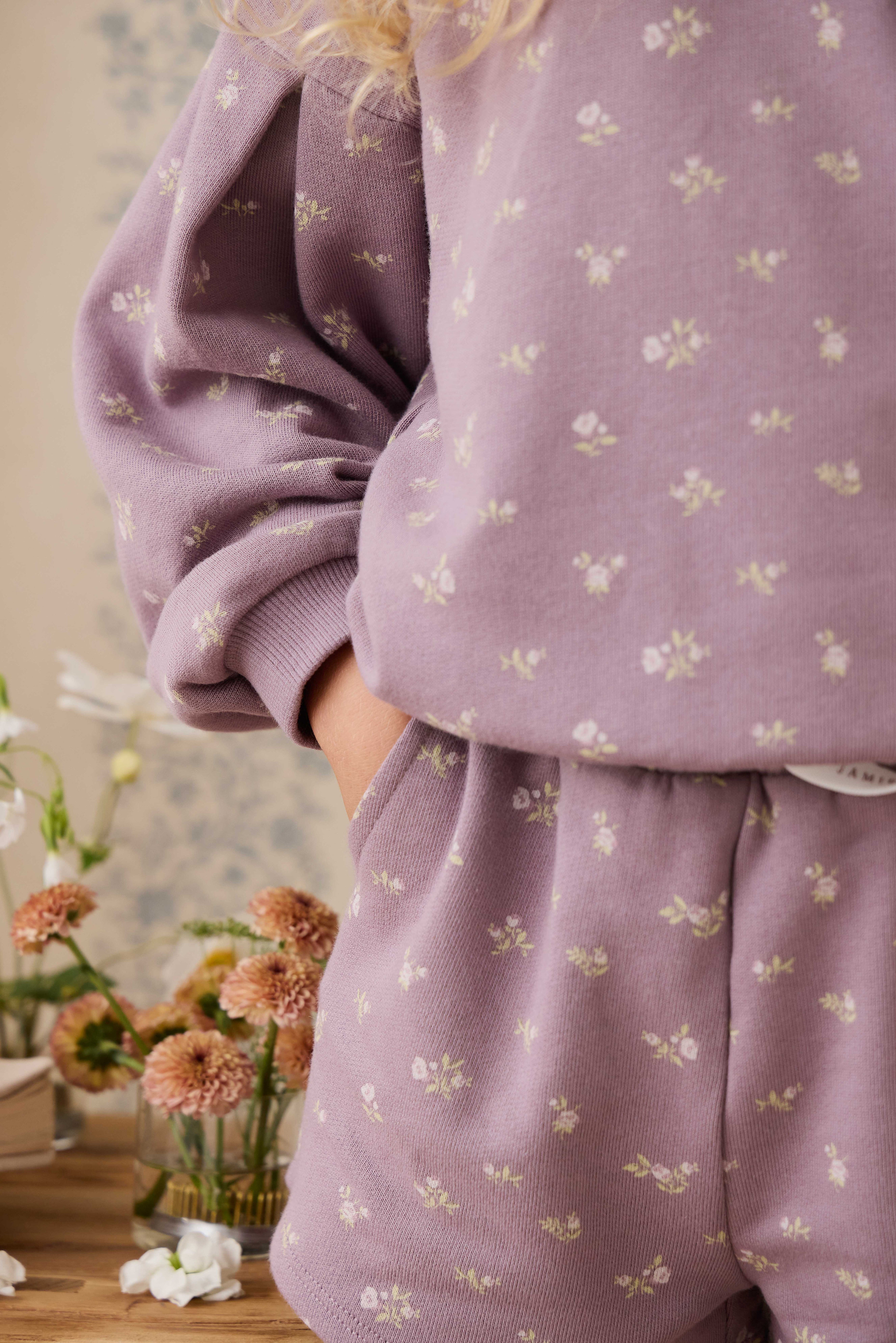 Short décontracté en coton biologique à imprimé floral prune avec taille élastiquée et nœud