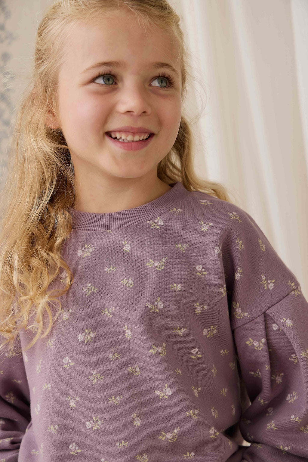 Sweat-shirt décontracté en coton biologique motif floral prune, col rond et poignets côtelés