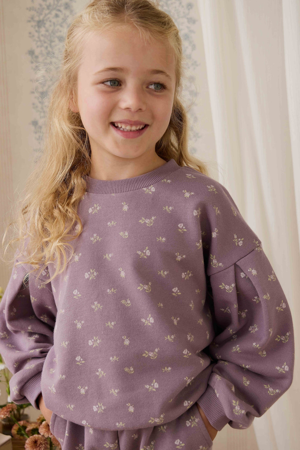 Sweat-shirt décontracté en coton biologique motif floral prune, col rond et poignets côtelés
