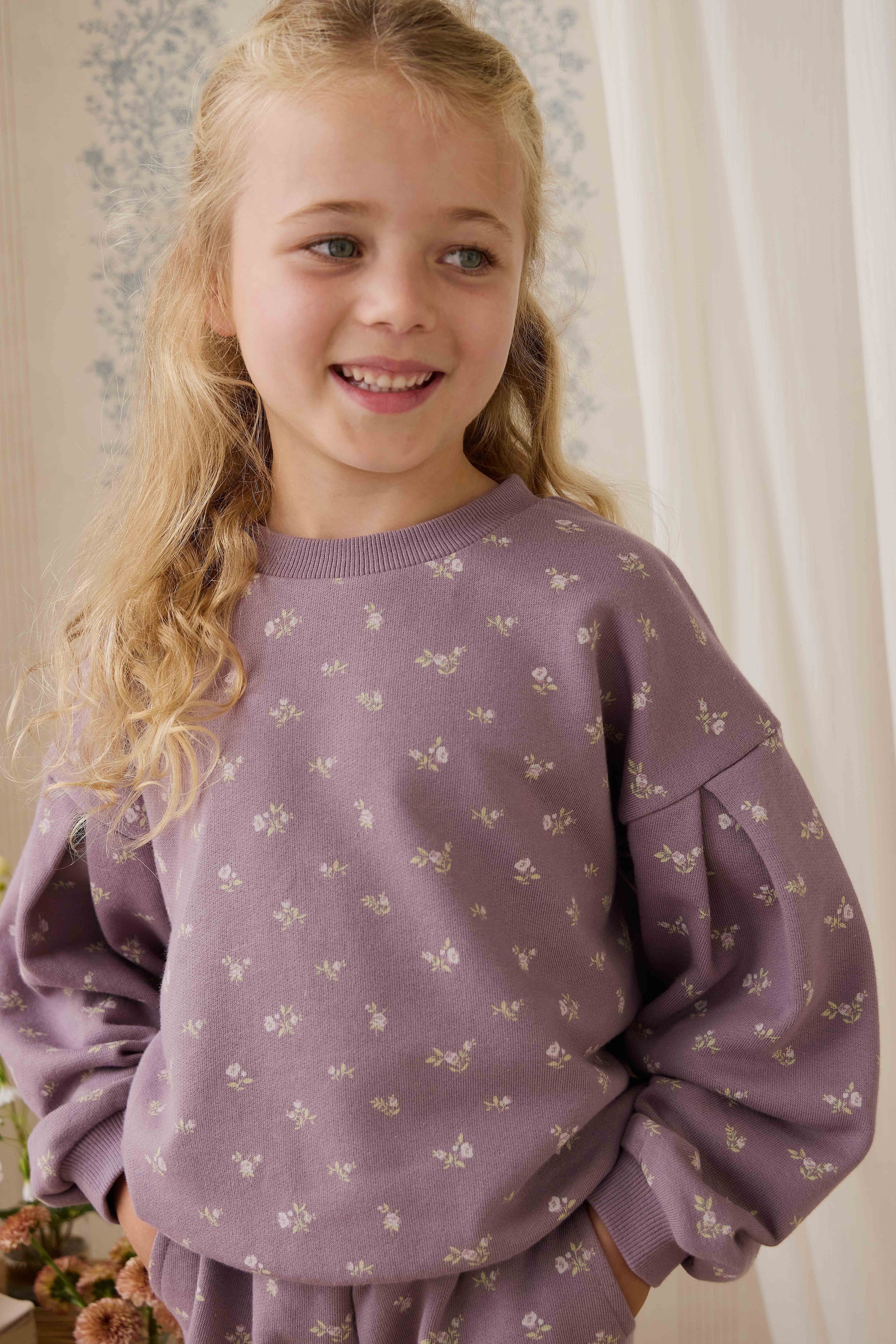 Sweat-shirt décontracté en coton biologique motif floral prune, col rond et poignets côtelés
