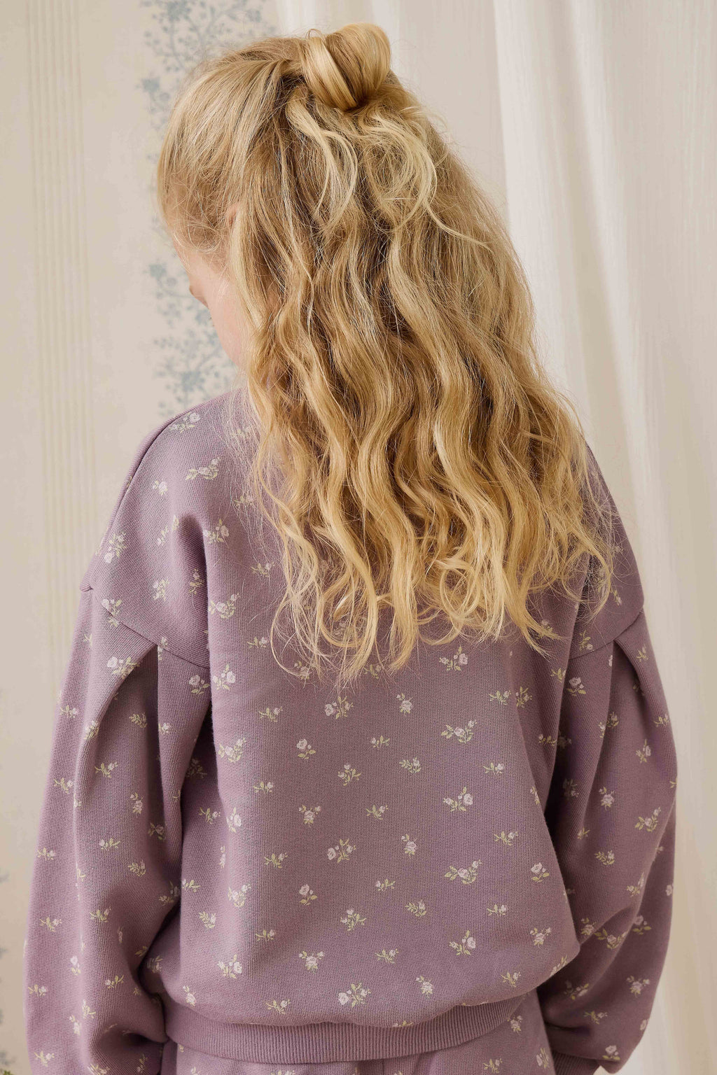 Sweat-shirt décontracté en coton biologique motif floral prune, col rond et poignets côtelés