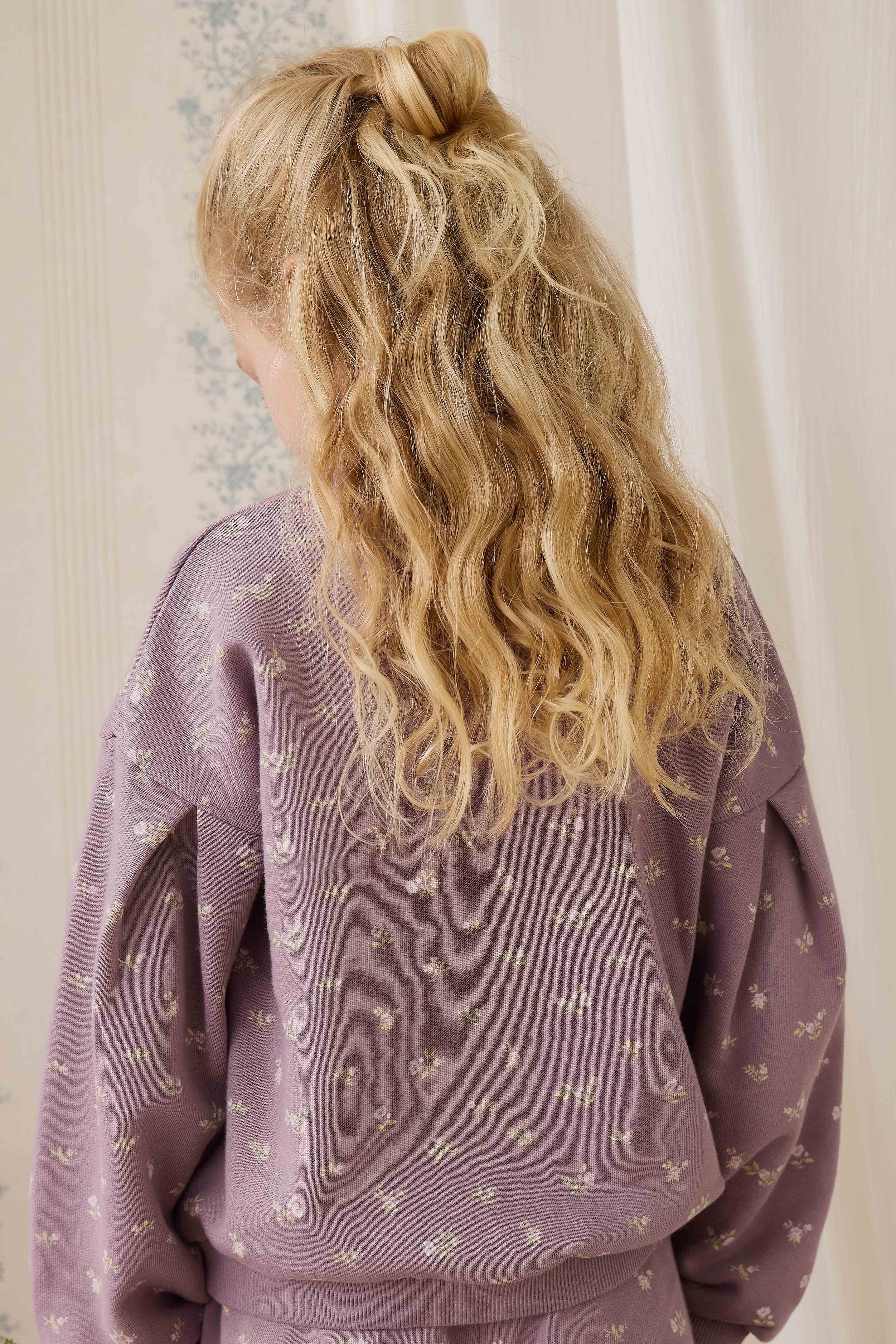 Sweat-shirt décontracté en coton biologique motif floral prune, col rond et poignets côtelés