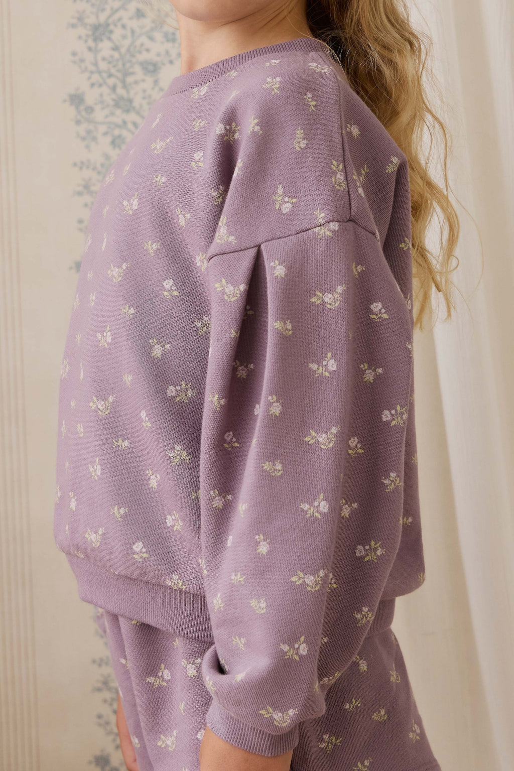 Sweat-shirt décontracté en coton biologique motif floral prune, col rond et poignets côtelés