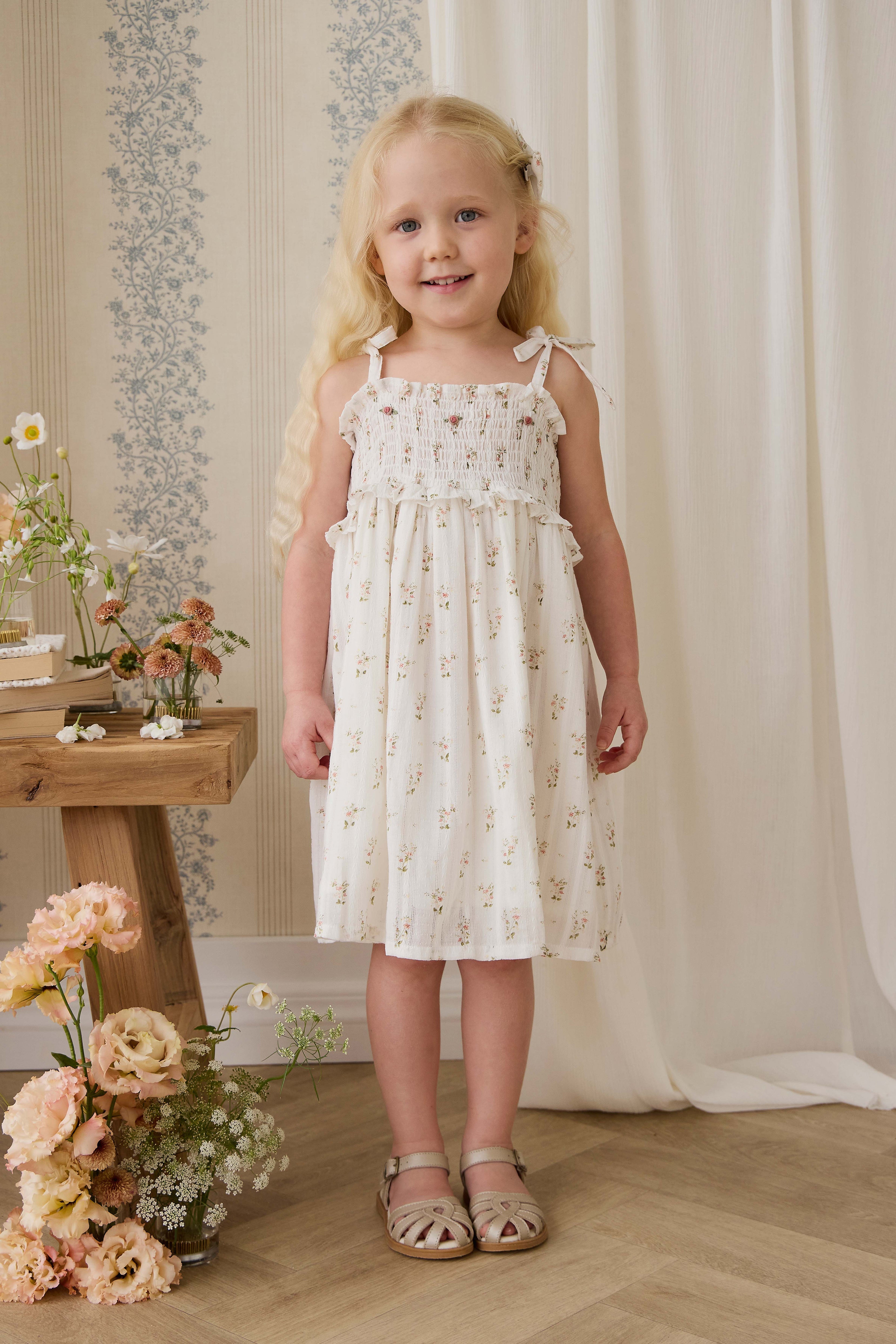 Robe vintage en coton biologique blanc à fleurs avec corsage smocké et bretelles à nouer
