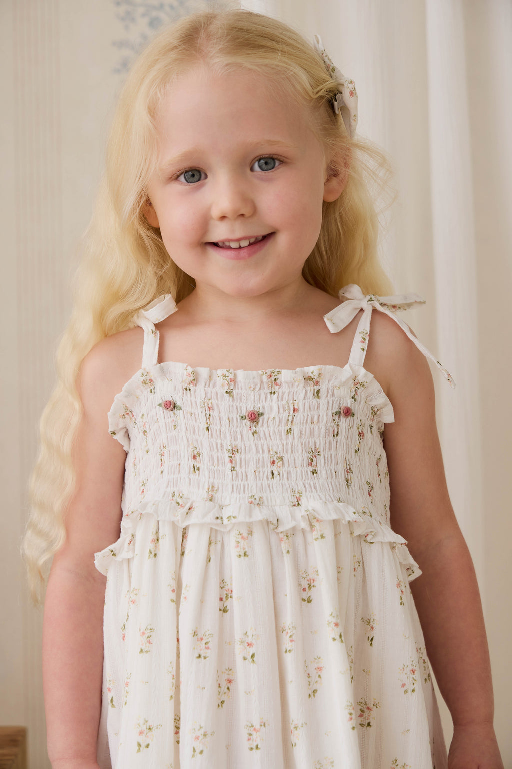 Robe vintage en coton biologique blanc à fleurs avec corsage smocké et bretelles à nouer