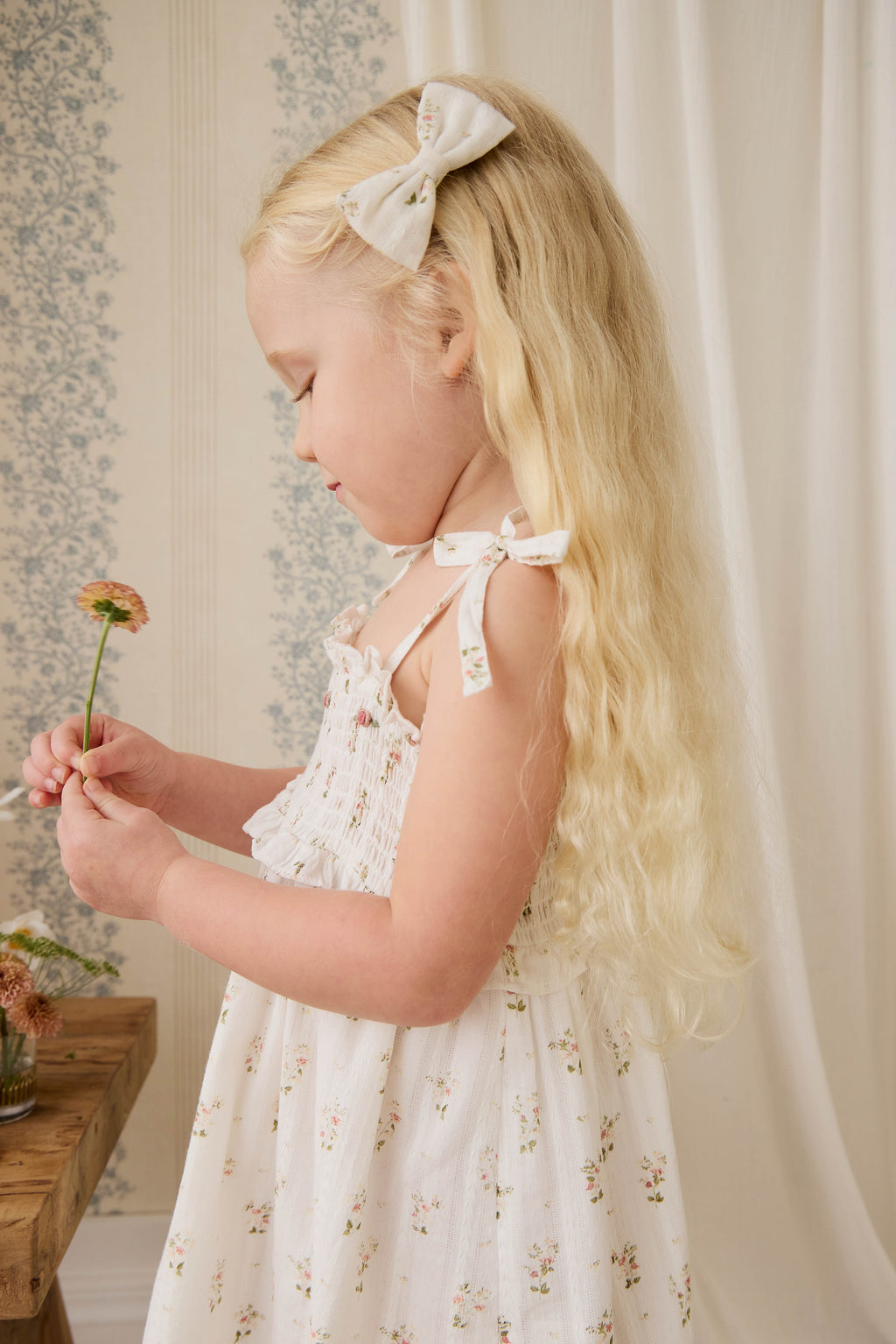Robe vintage en coton biologique blanc à fleurs avec corsage smocké et bretelles à nouer