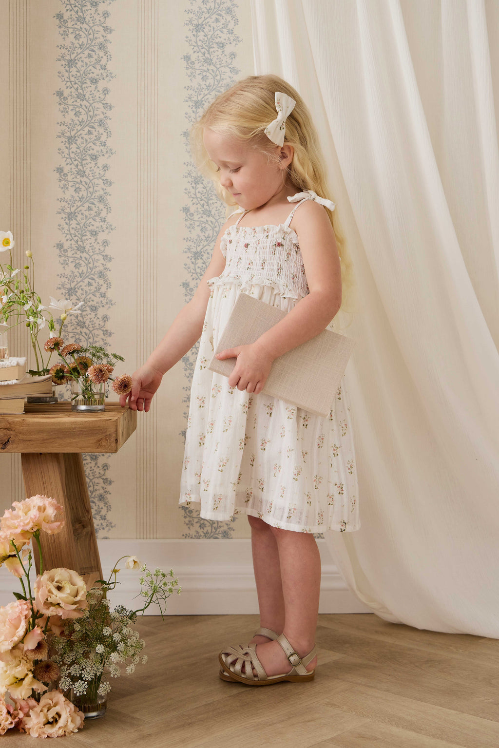 Robe vintage en coton biologique blanc à fleurs avec corsage smocké et bretelles à nouer