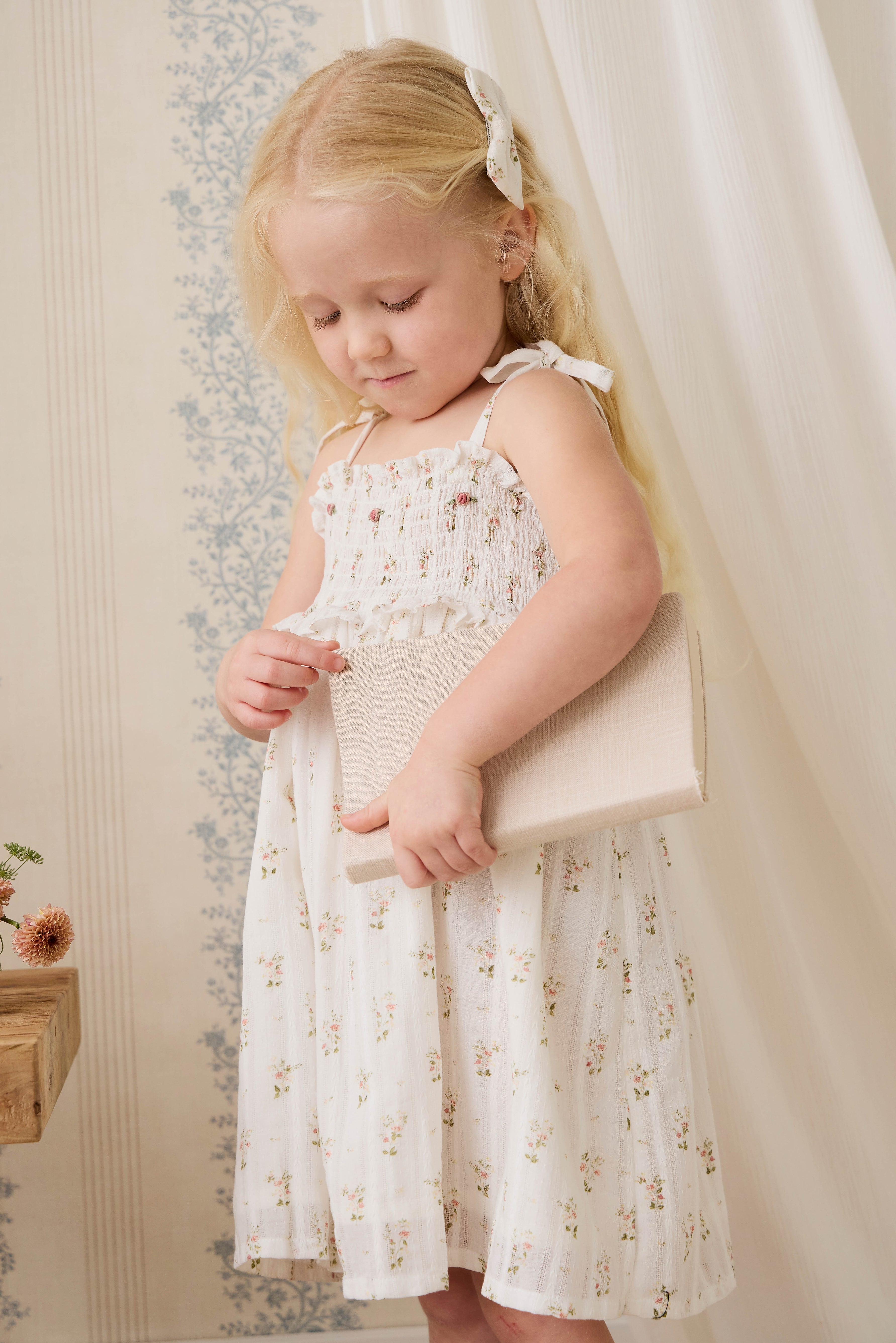 Robe vintage en coton biologique blanc à fleurs avec corsage smocké et bretelles à nouer