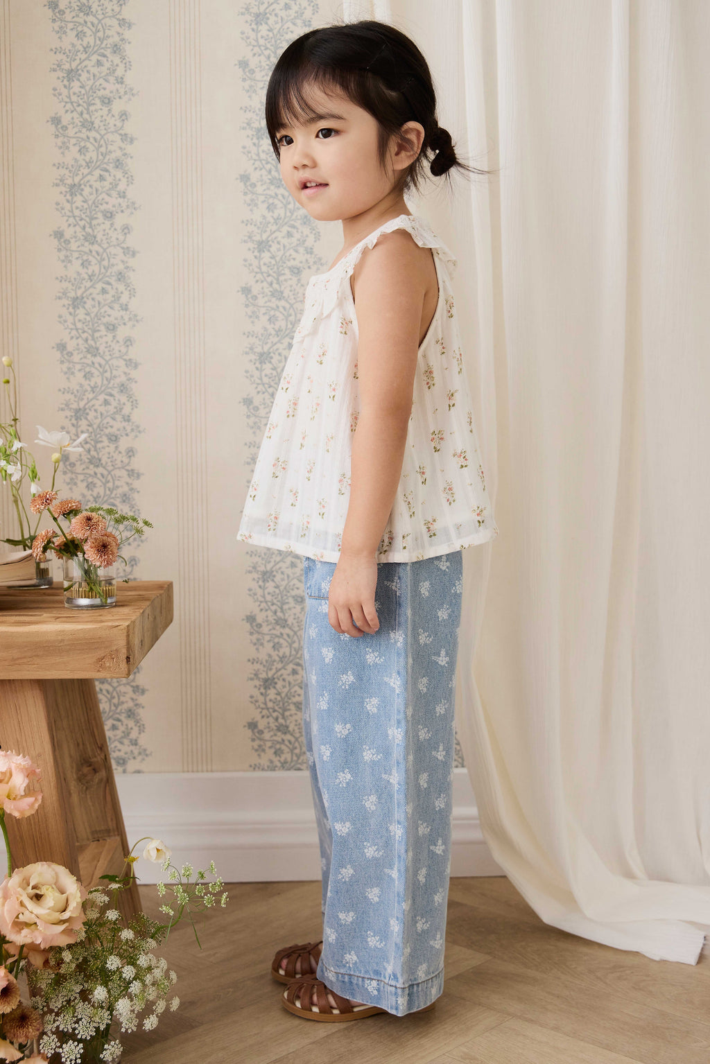 Haut en coton biologique blanc à imprimé floral vintage avec encolure à volants et manches courtes.