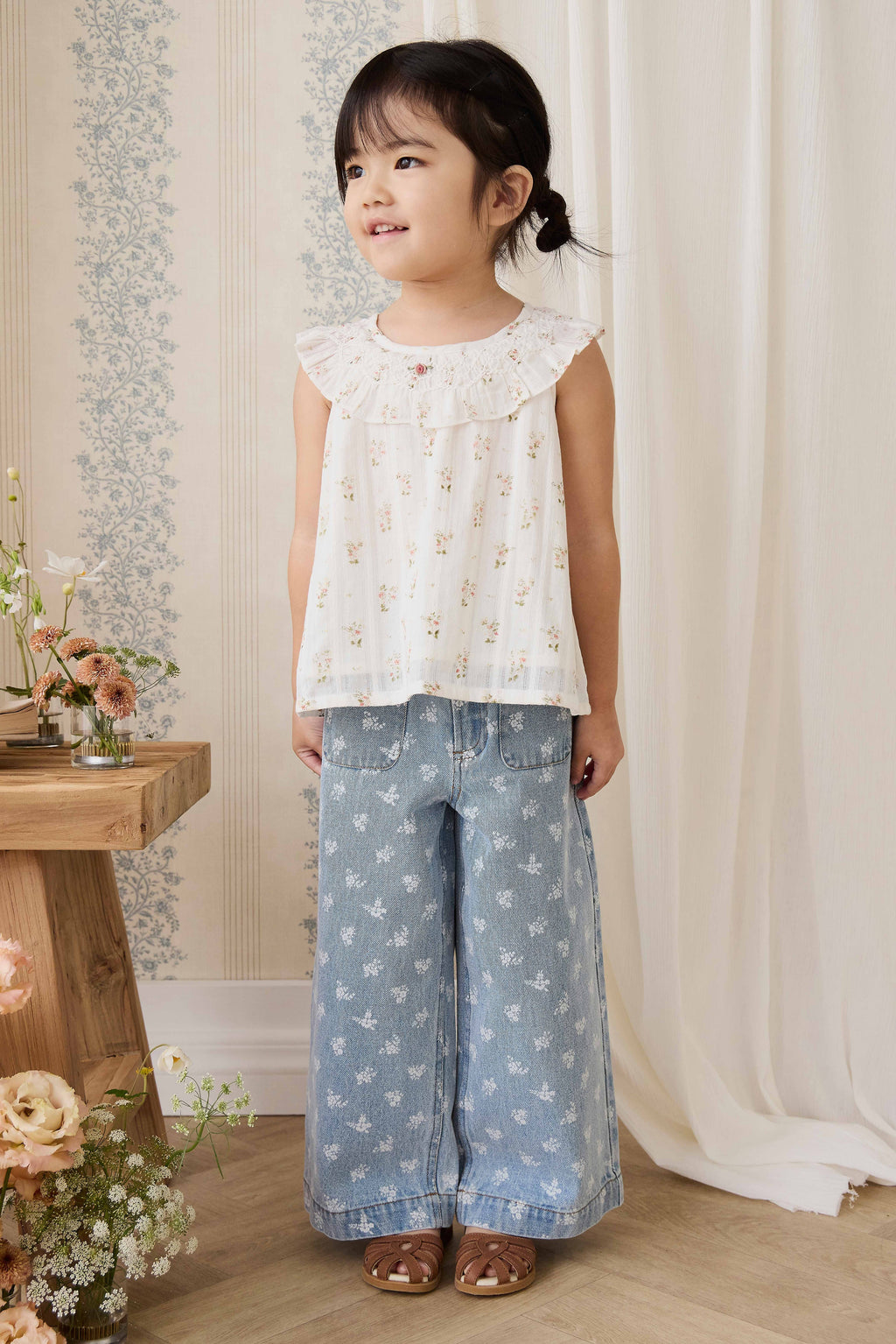Haut en coton biologique blanc à imprimé floral vintage avec encolure à volants et manches courtes.