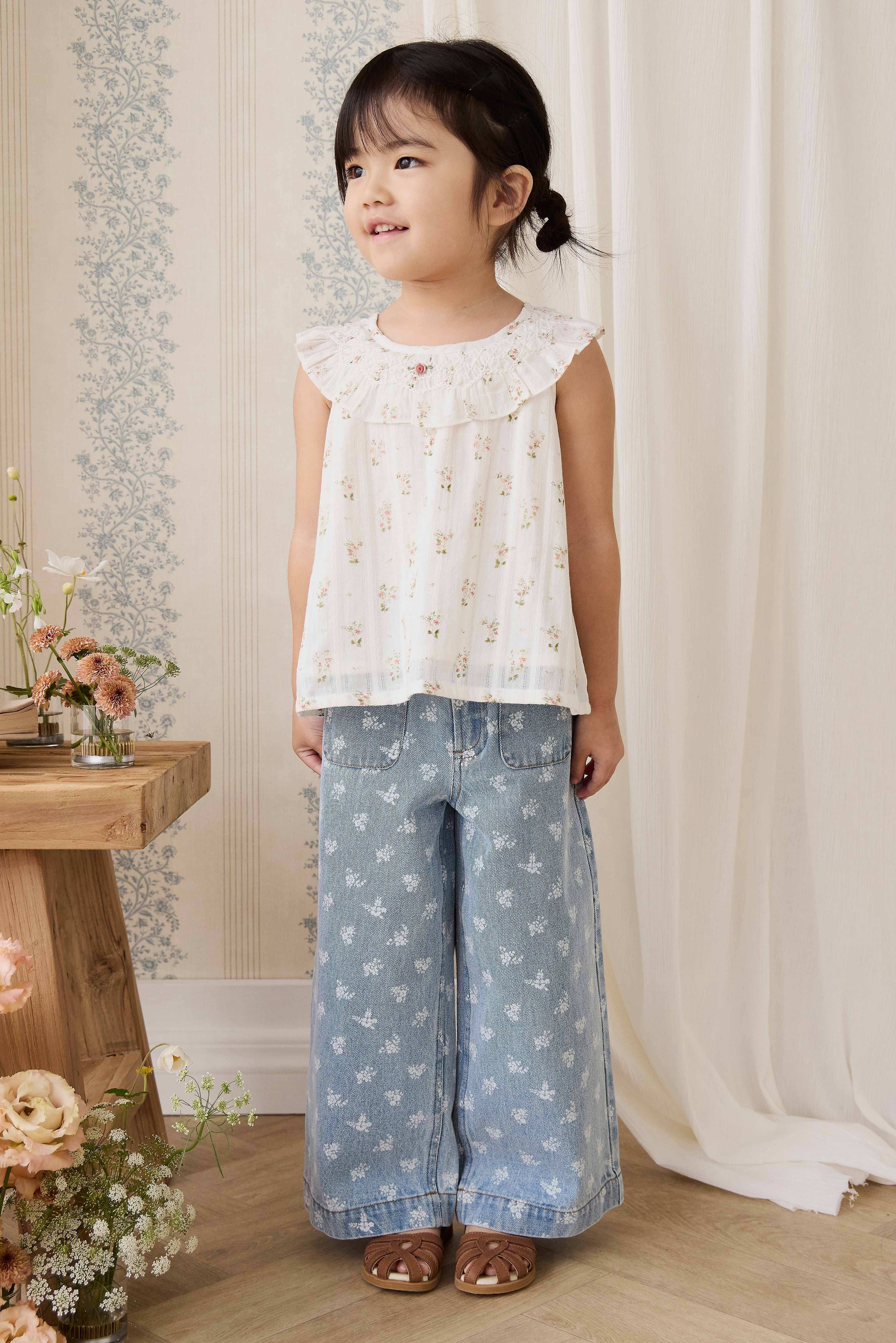 Haut en coton biologique blanc à imprimé floral vintage avec encolure à volants et manches courtes.