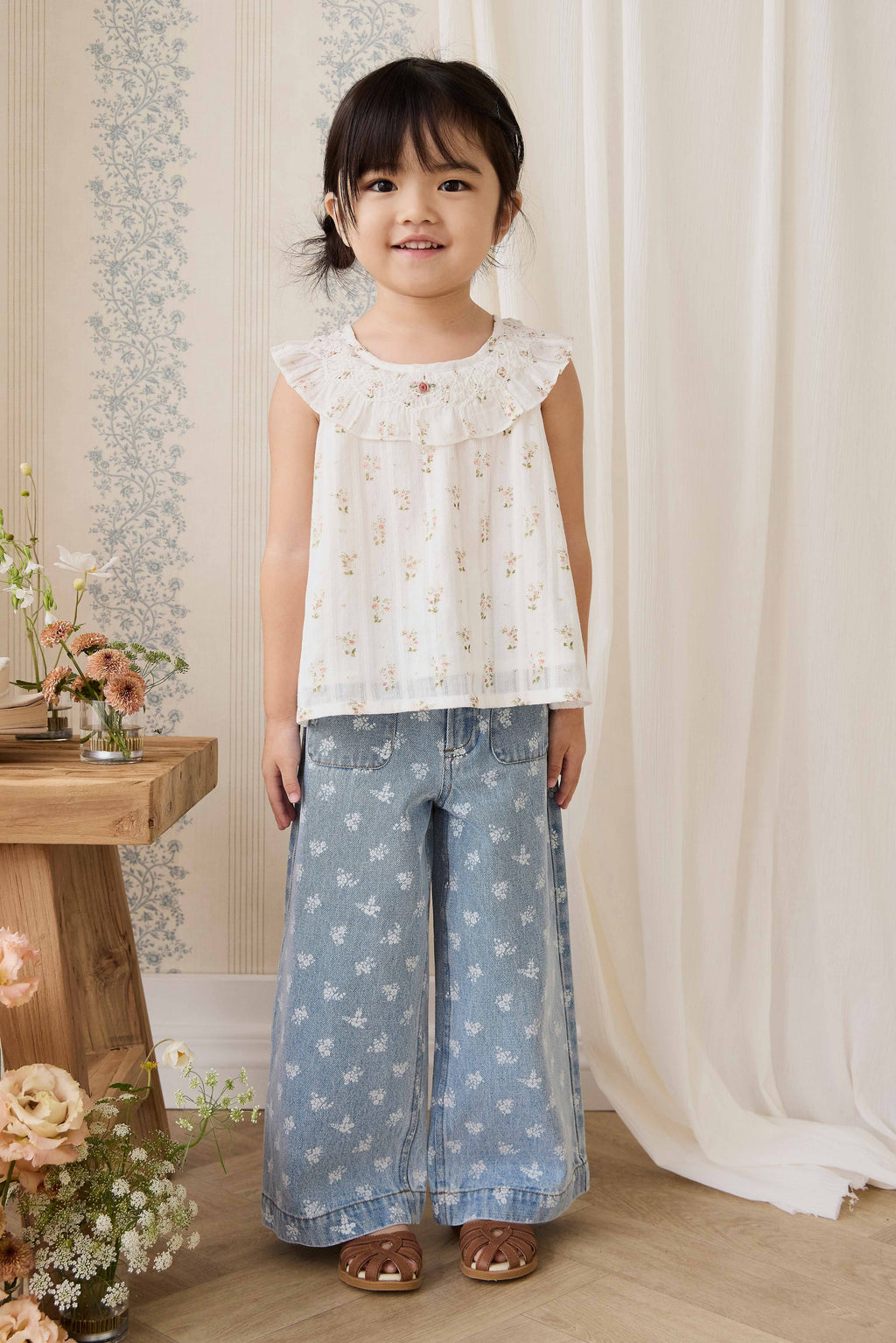 Haut en coton biologique blanc à imprimé floral vintage avec encolure à volants et manches courtes.