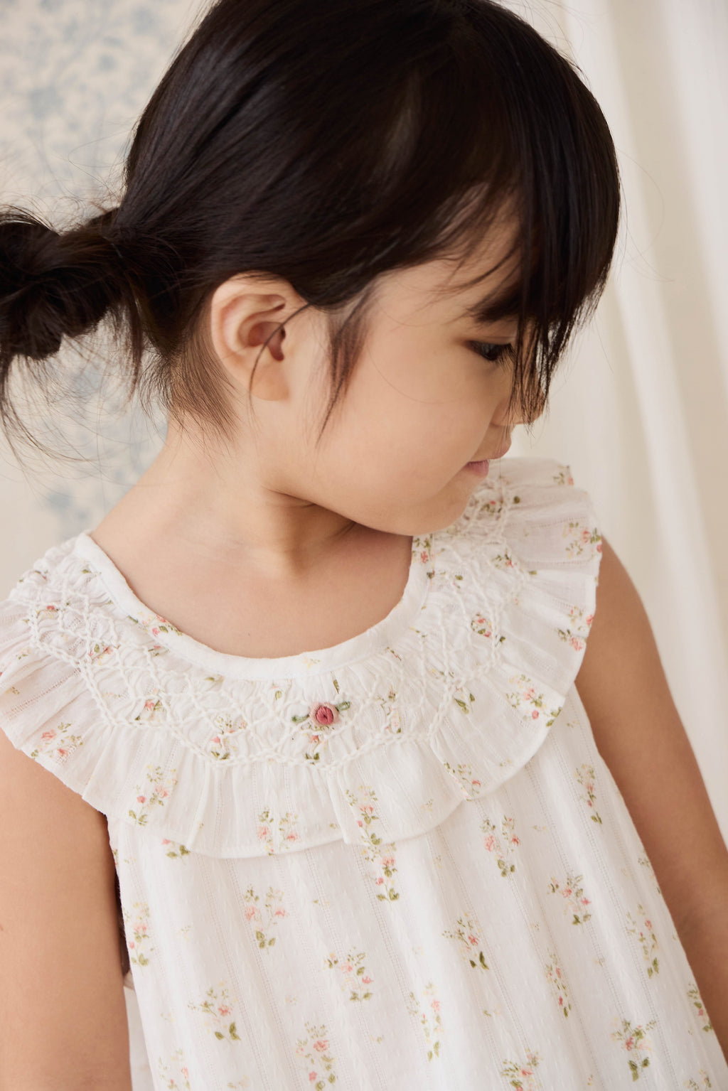 Haut en coton biologique blanc à imprimé floral vintage avec encolure à volants et manches courtes.