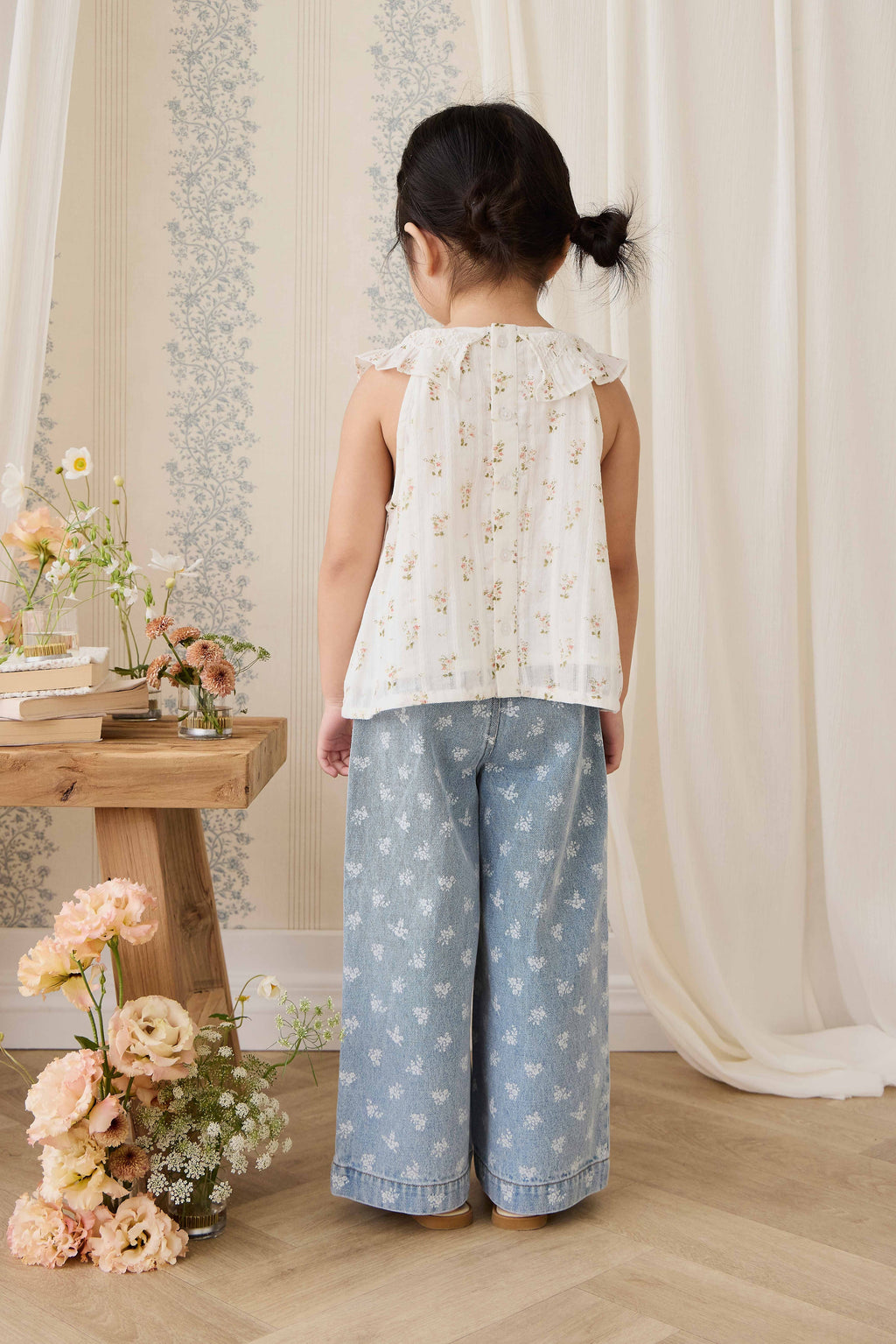 Haut en coton biologique blanc à imprimé floral vintage avec encolure à volants et manches courtes.