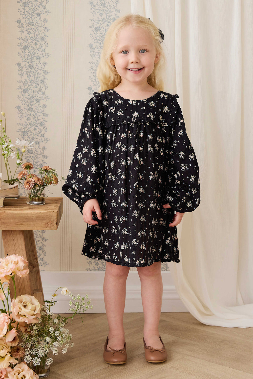 Robe en coton biologique noir à fleurs vintage avec empiècement à volants et manches longues