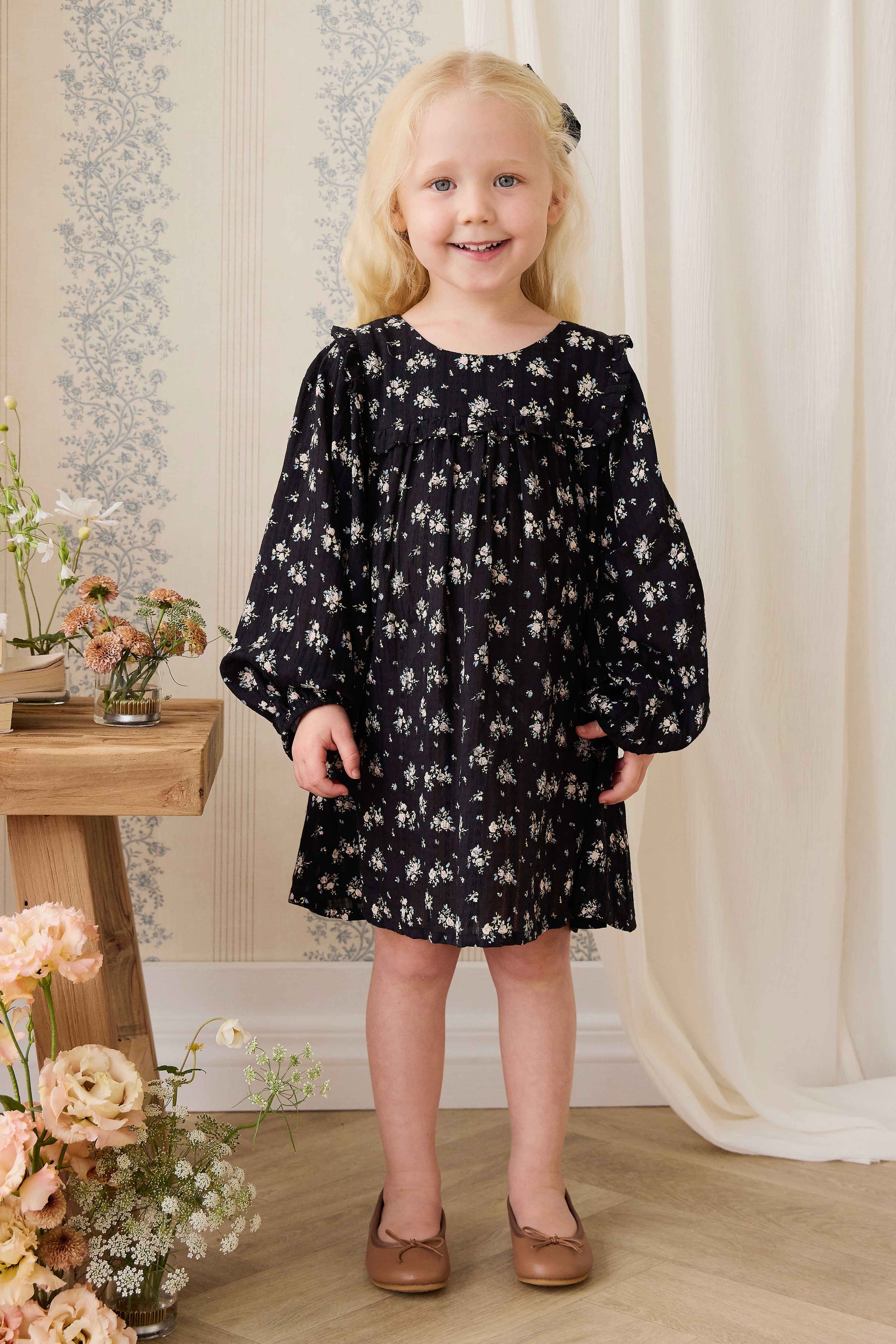 Robe en coton biologique noir à fleurs vintage avec empiècement à volants et manches longues