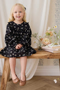 Robe en coton biologique noir à fleurs vintage avec empiècement à volants et manches longues