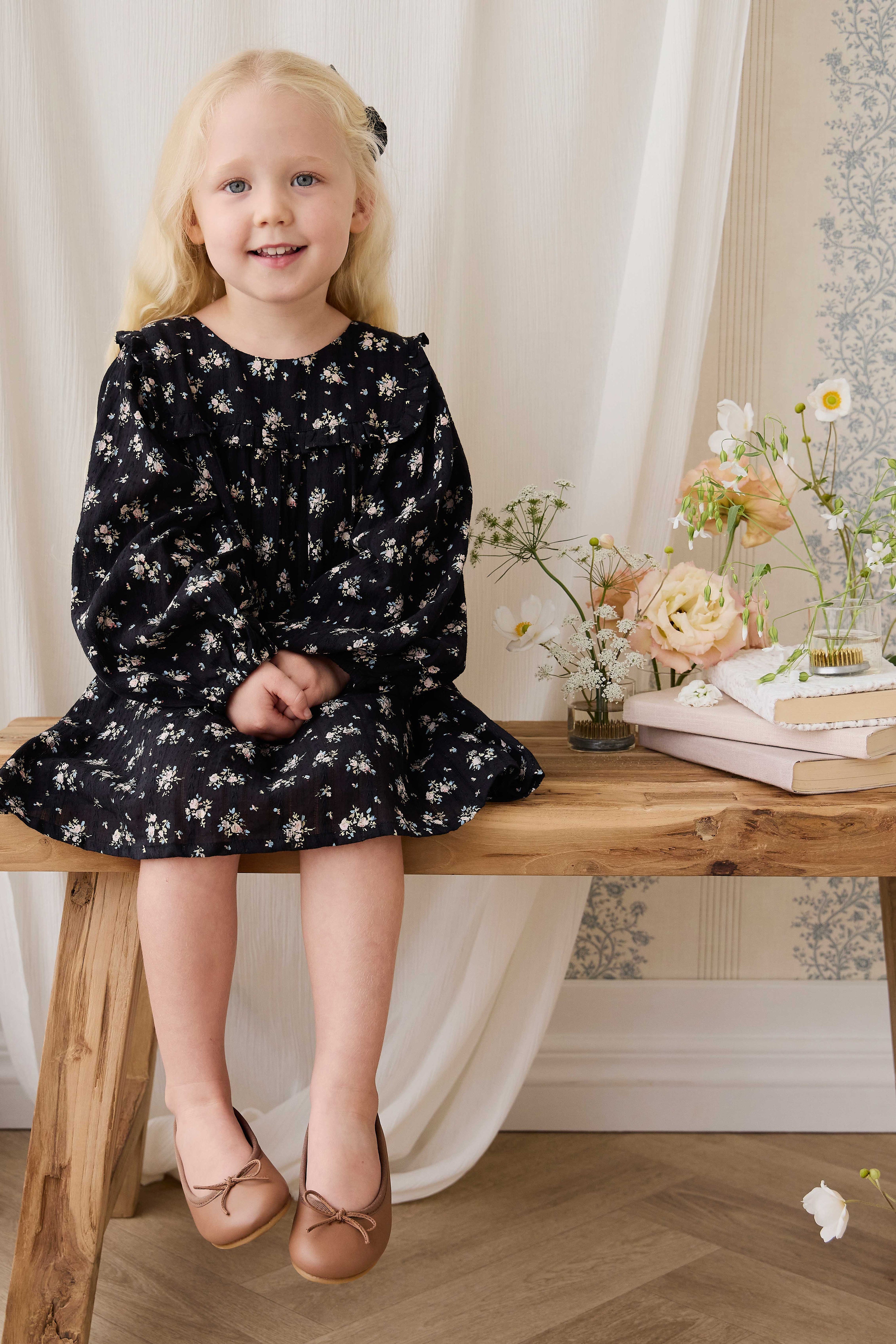 Robe en coton biologique noir à fleurs vintage avec empiècement à volants et manches longues