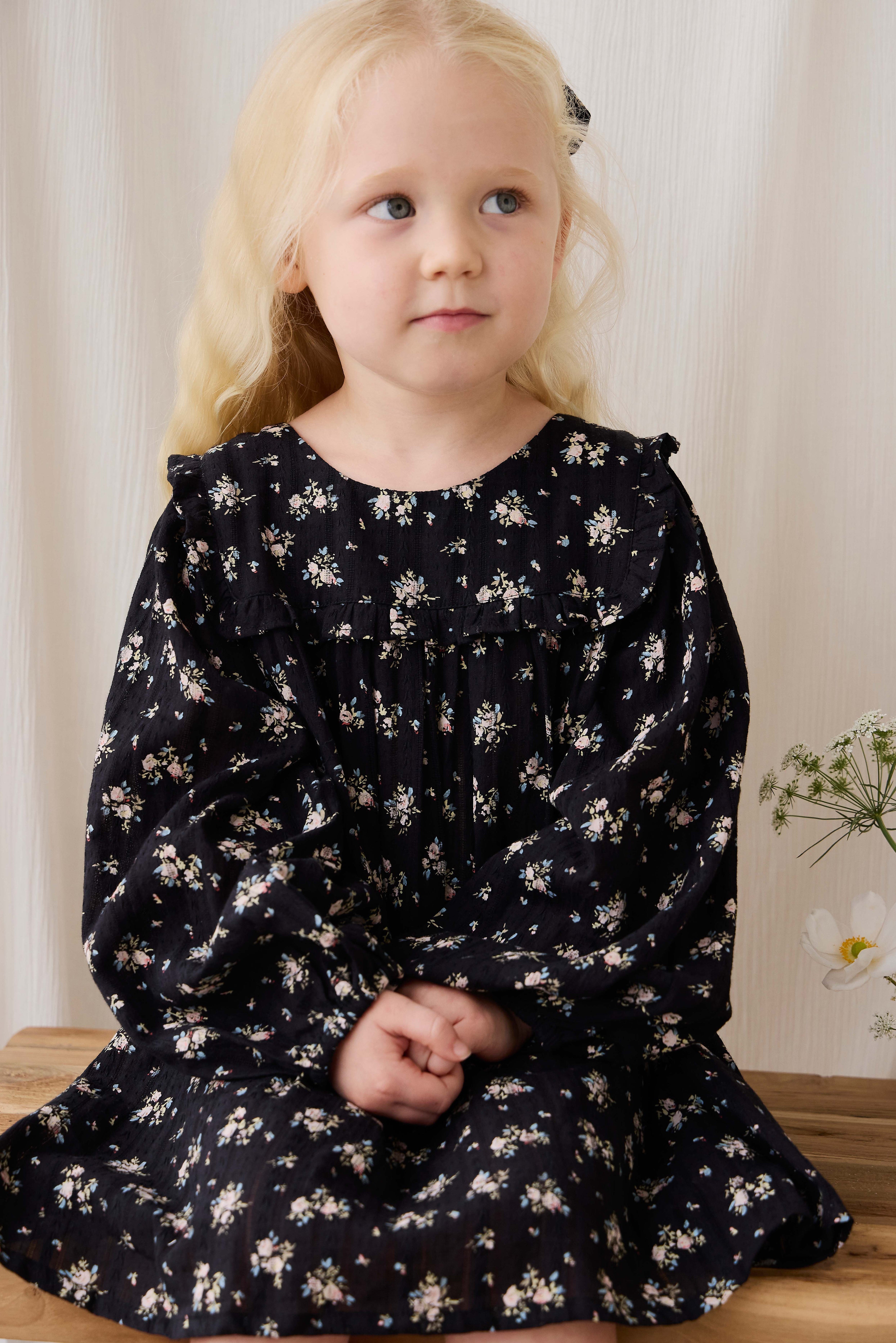 Robe en coton biologique noir à fleurs vintage avec empiècement à volants et manches longues